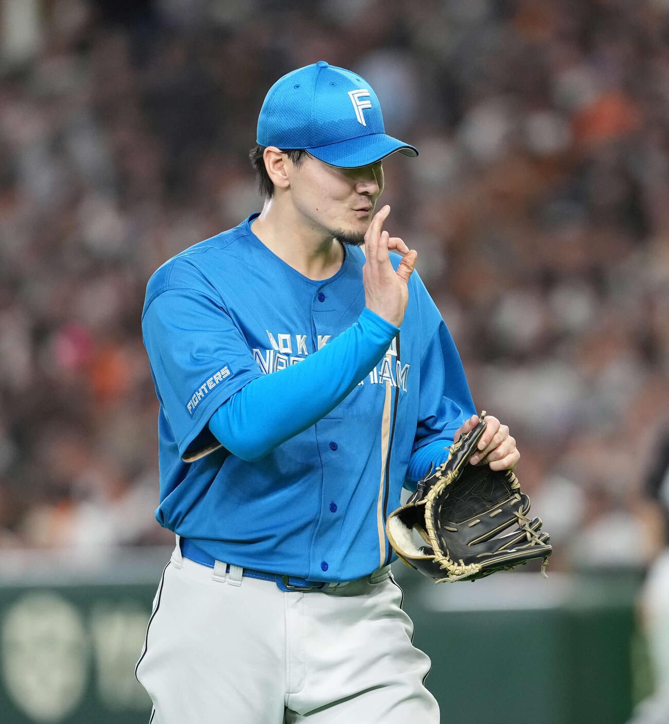 巨人対日本ハム　3回を終え引き揚げる有原（撮影・井上学）