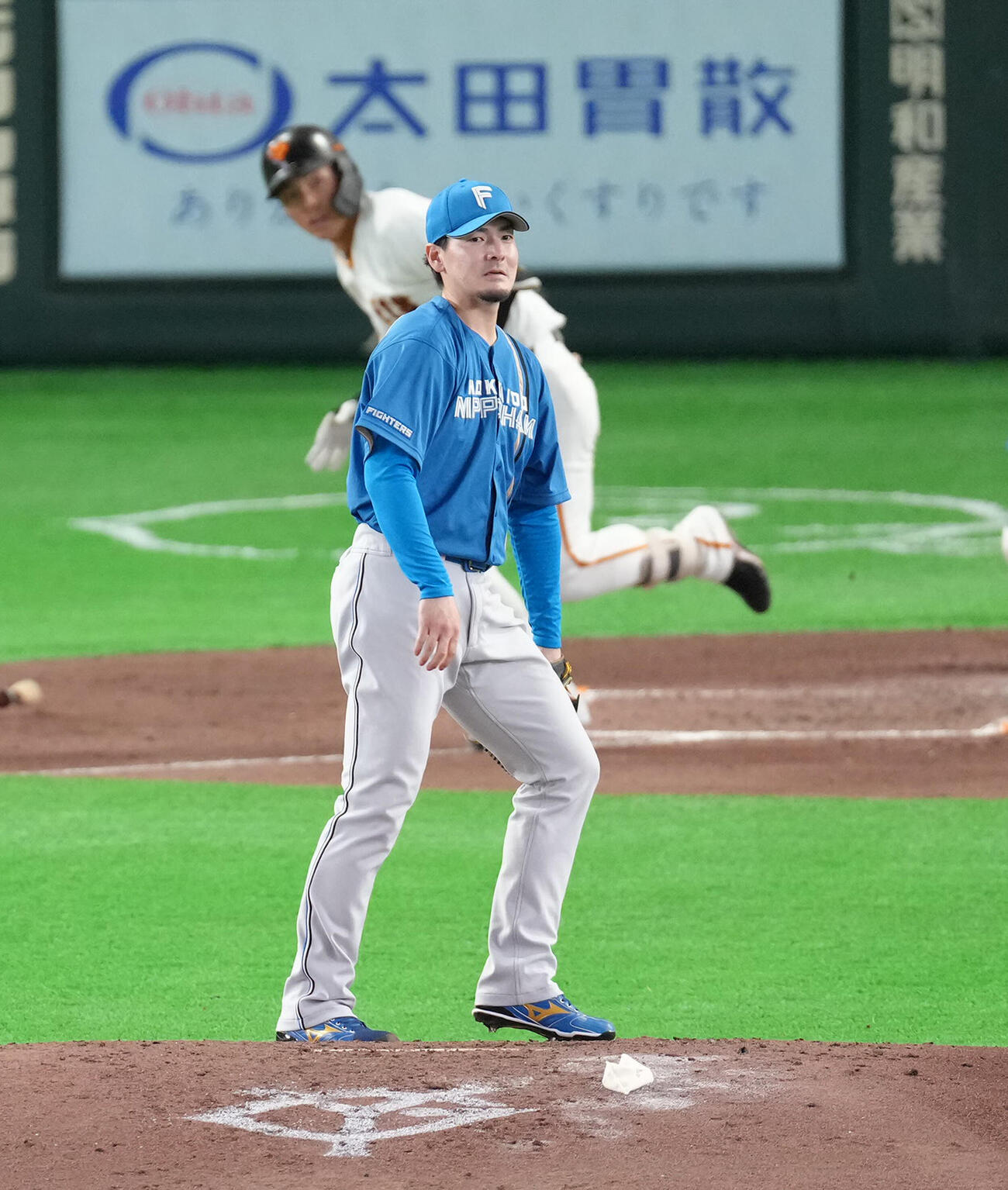 巨人対日本ハム　3回裏巨人無死一塁、平山（後方）に先制の適時三塁打を浴びた有原（撮影・足立雅史）