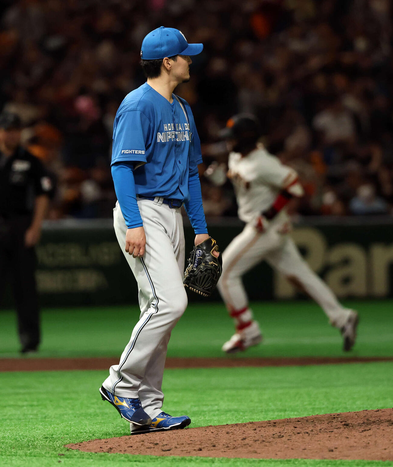 巨人対日本ハム　5回裏巨人1死一塁、増田陸（後方）に2点本塁打を浴びた有原（撮影・浅見桂子）