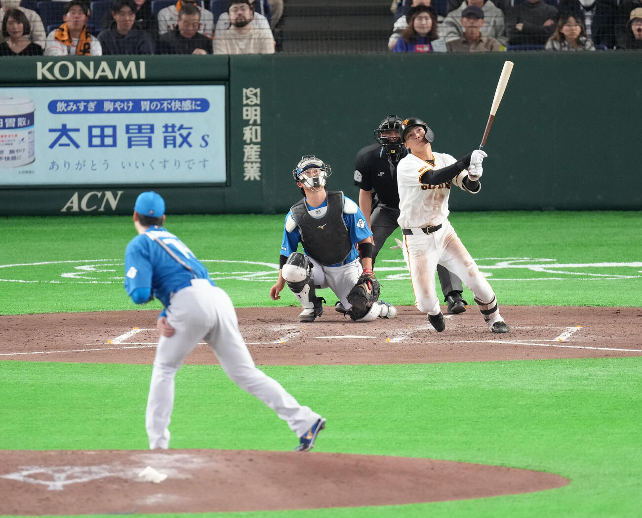 巨人対日本ハム　4回裏巨人2死、平山は左越え本塁打を放つ。投手有原（撮影・足立雅史）