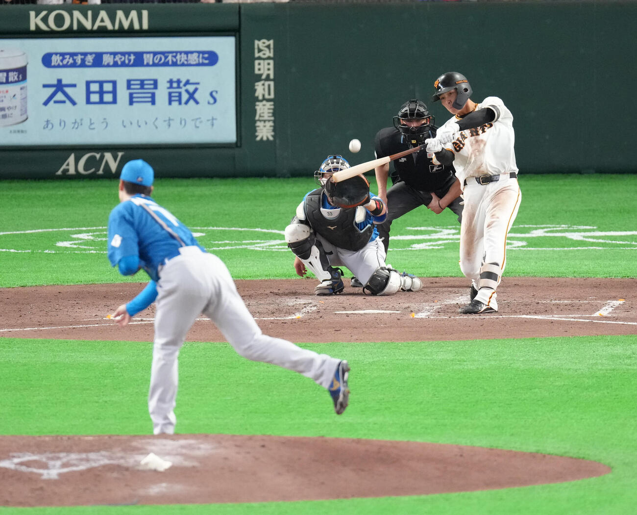 巨人対日本ハム　4回裏巨人2死、平山は左越え本塁打を放つ。投手有原（撮影・足立雅史）
