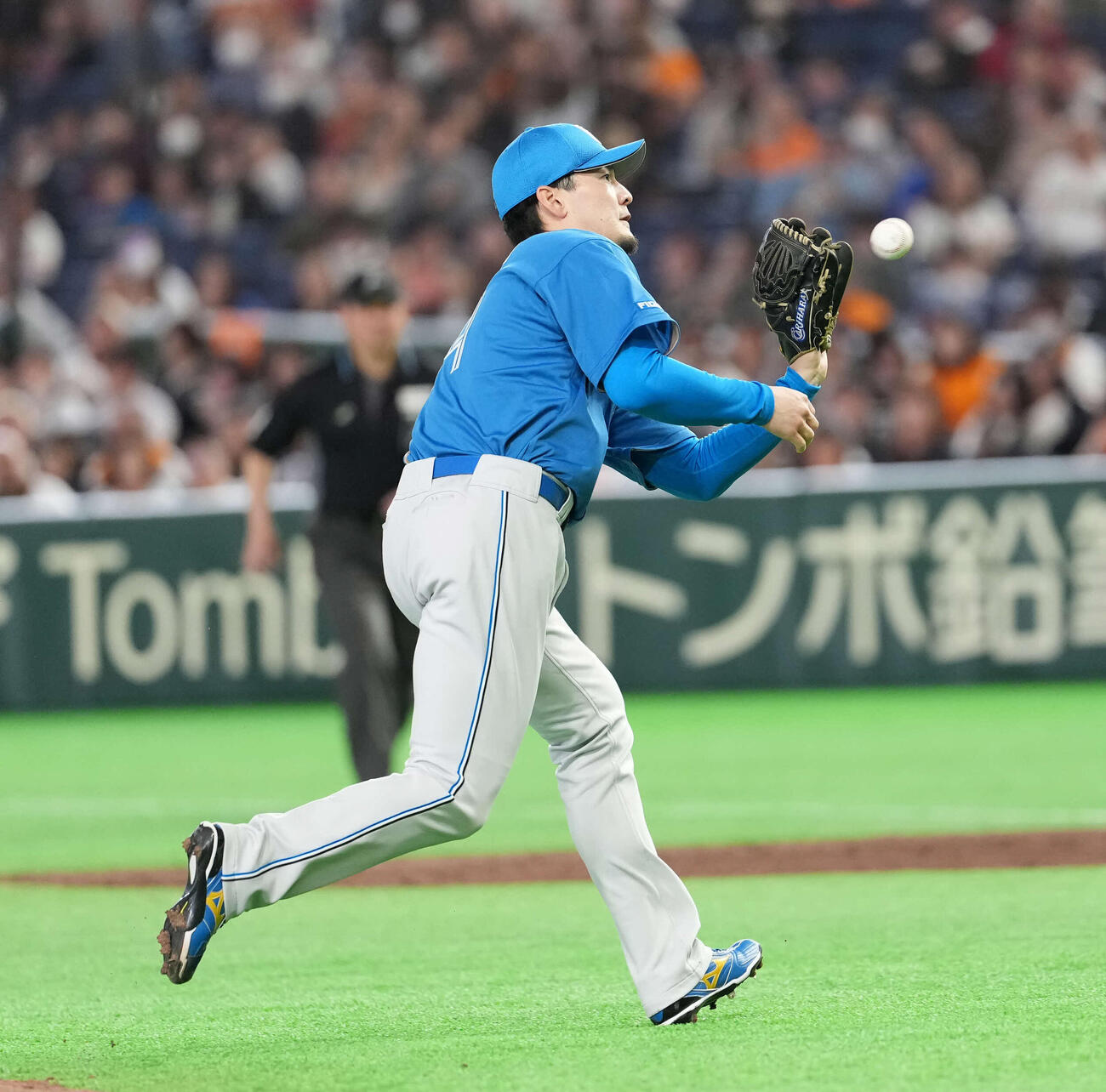 巨人対日本ハム　3回裏巨人無死、門脇誠の打球を捕球する有原（撮影・井上学）