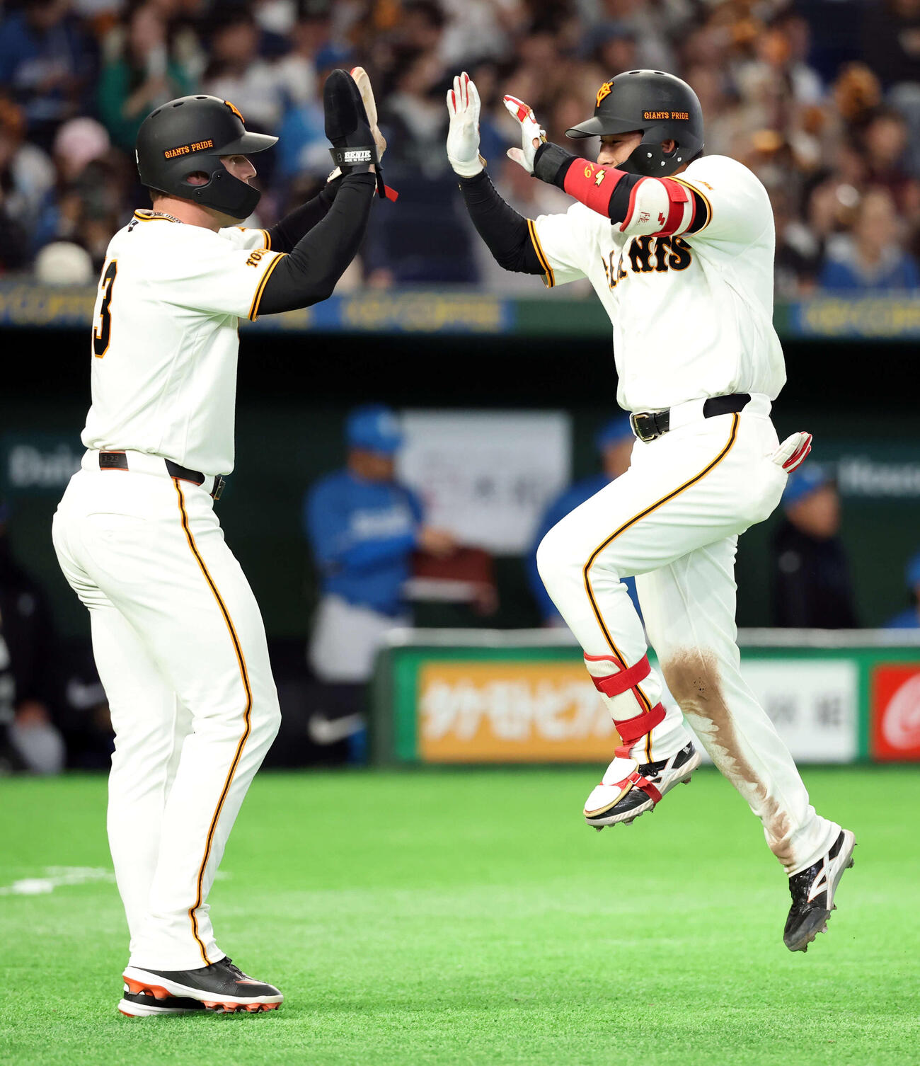 巨人対日本ハム　5回裏巨人1死一塁、2点本塁打を放った増田陸（右）はジャンプしてキャベッジとハイタッチ（撮影・浅見桂子）