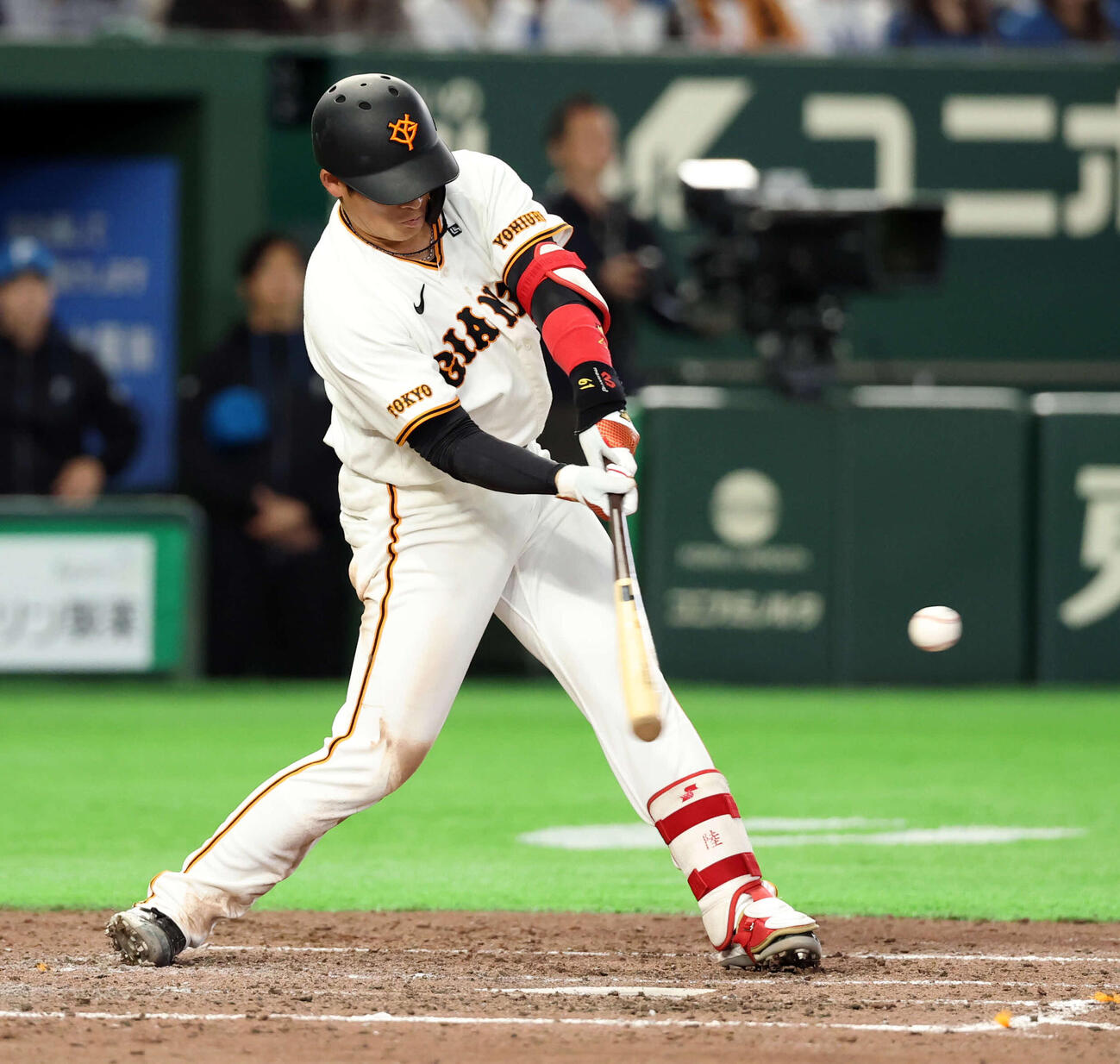 巨人対日本ハム　5回裏巨人1死一塁、増田陸は2点本塁打を放つ（撮影・浅見桂子）