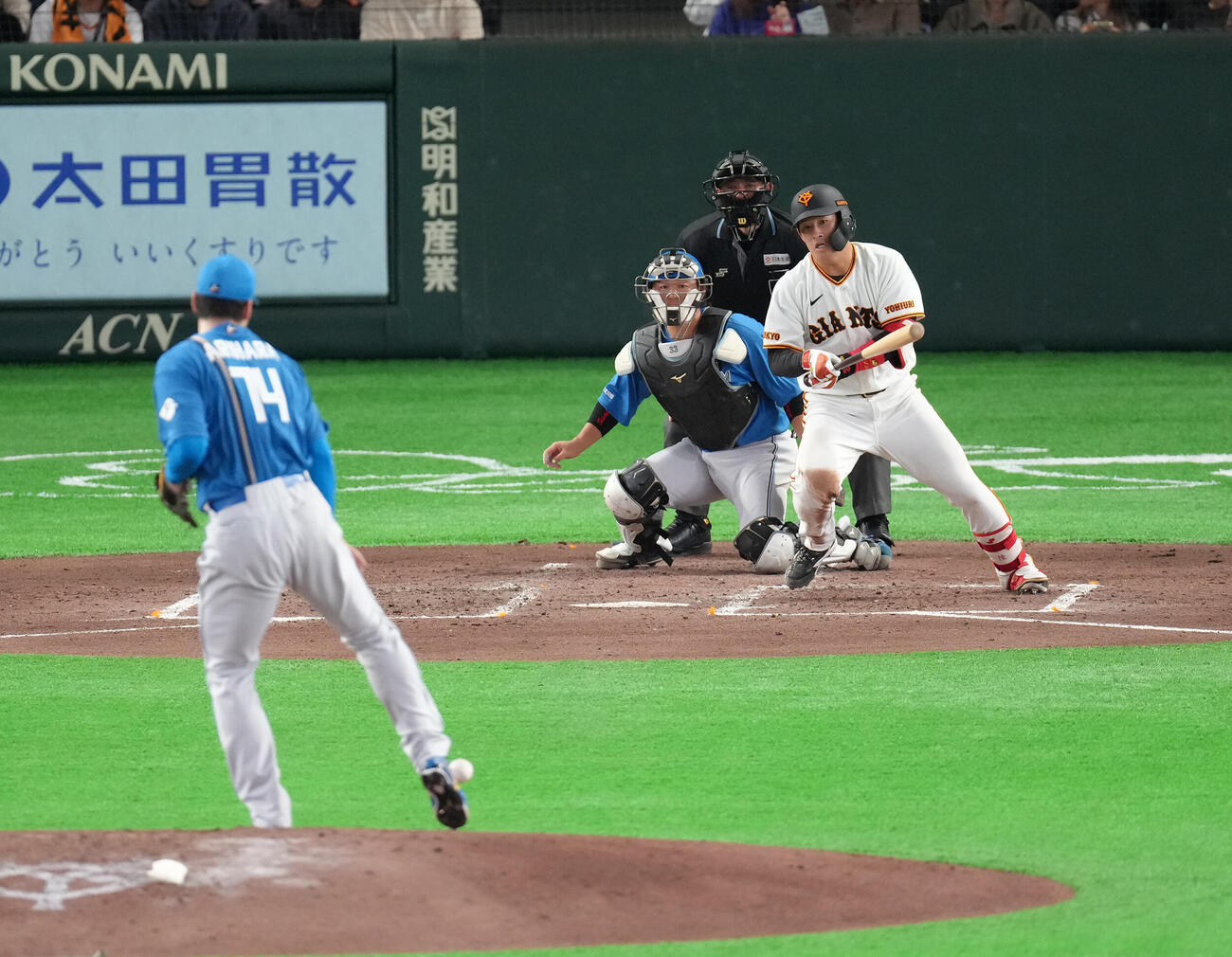 巨人対日本ハム　3回裏巨人2死一、三塁、増田陸は投手有原の足に当たる適時内野安打を放つ（撮影・足立雅史）