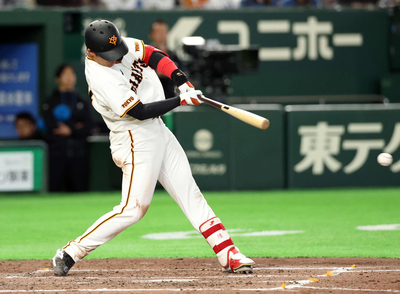 巨人対日本ハム　3回裏巨人2死一、三塁、増田陸は適時打を放つ（撮影・浅見桂子）
