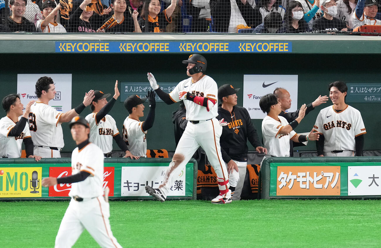 巨人対日本ハム　5回裏巨人1死一塁、増田陸（中央）は左越え2点本塁打を放ちタッチを交わす（撮影・足立雅史）