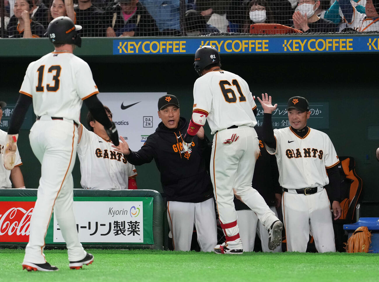 巨人対日本ハム　5回裏巨人1死一塁、本塁打を放った増田陸を出迎える阿部慎之助監督（撮影・井上学）