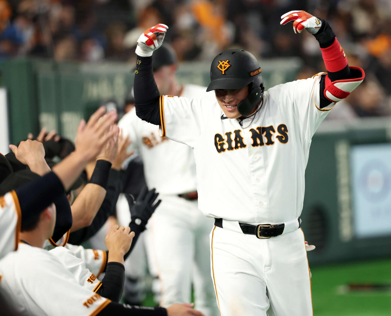 巨人対日本ハム　5回裏巨人1死一塁、2点本塁打を放った増田陸は笑顔でナインとハイタッチ（撮影・浅見桂子）