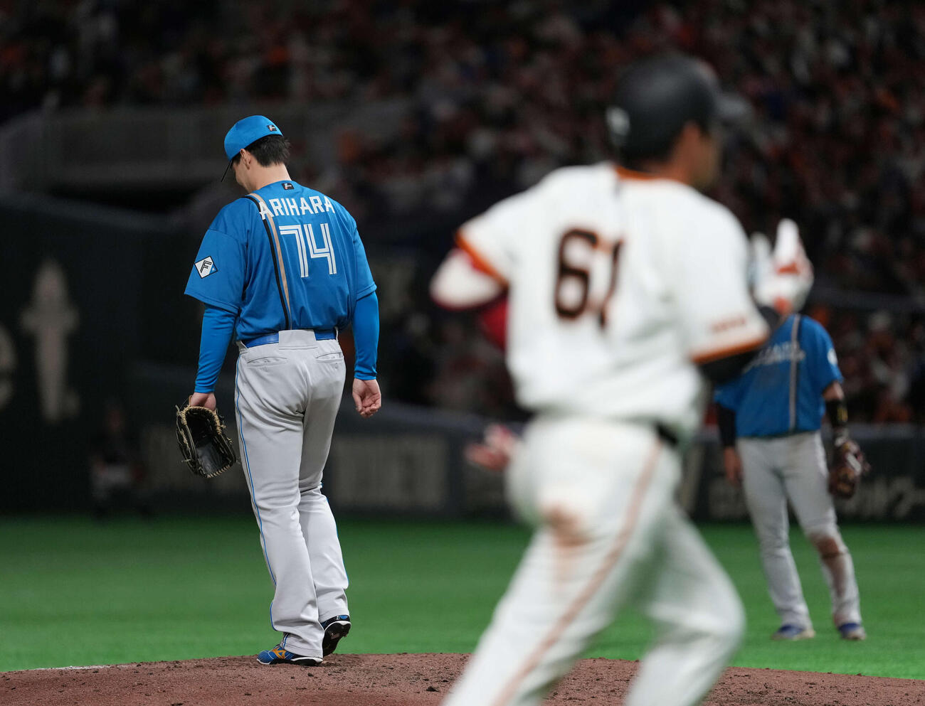 巨人対日本ハム　5回裏巨人1死一塁、増田陸に本塁打を浴びた有原（撮影・井上学）
