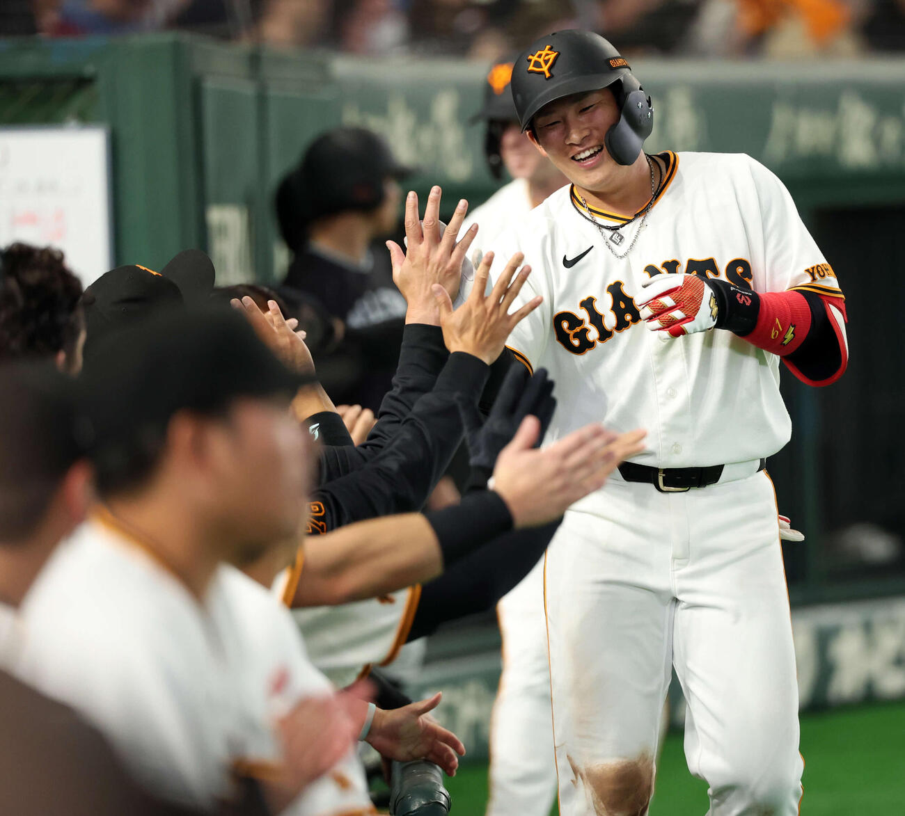 巨人対日本ハム　5回裏巨人1死一塁、2点本塁打を放った増田陸は笑顔でナインとハイタッチ（撮影・浅見桂子）