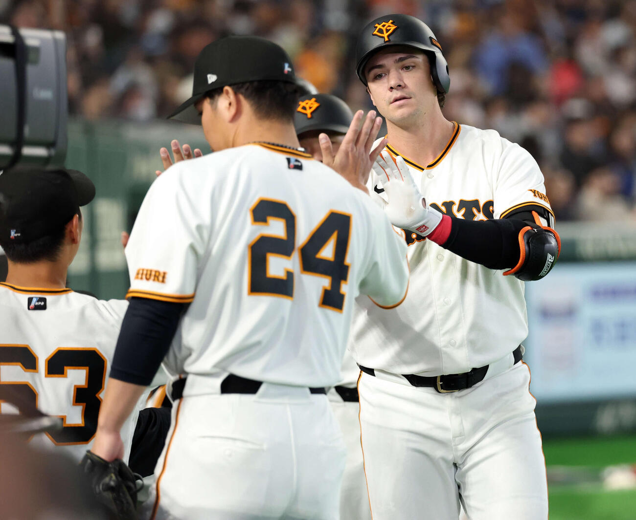巨人対日本ハム　6回裏巨人1死一、二塁、ダルベックは3点本塁打を放ちナインとハイタッチ（撮影・浅見桂子）