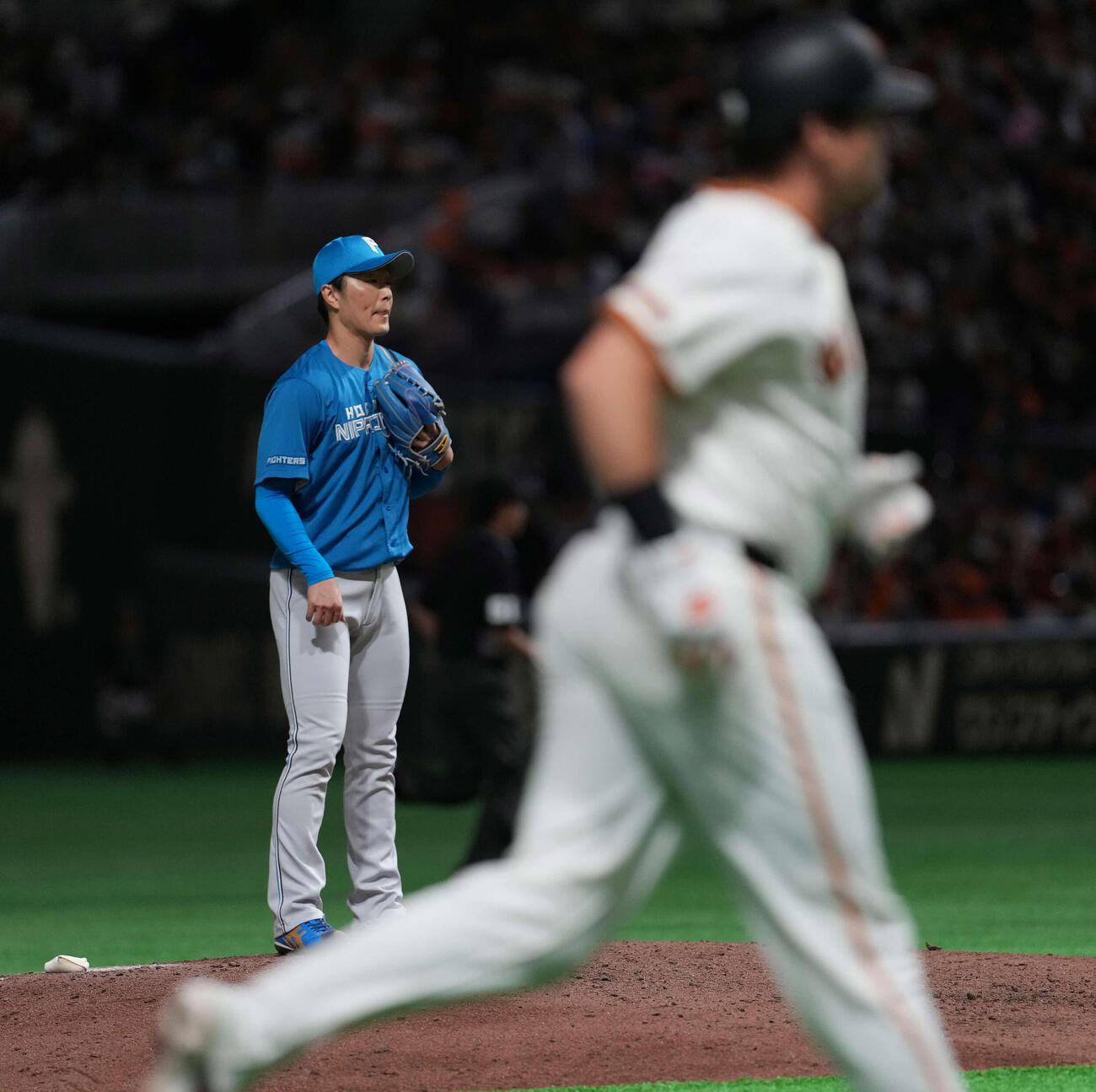 巨人対日本ハム　6回裏巨人1死一、二塁、ダルベックに3点本塁打を浴びる玉井（撮影・井上学）