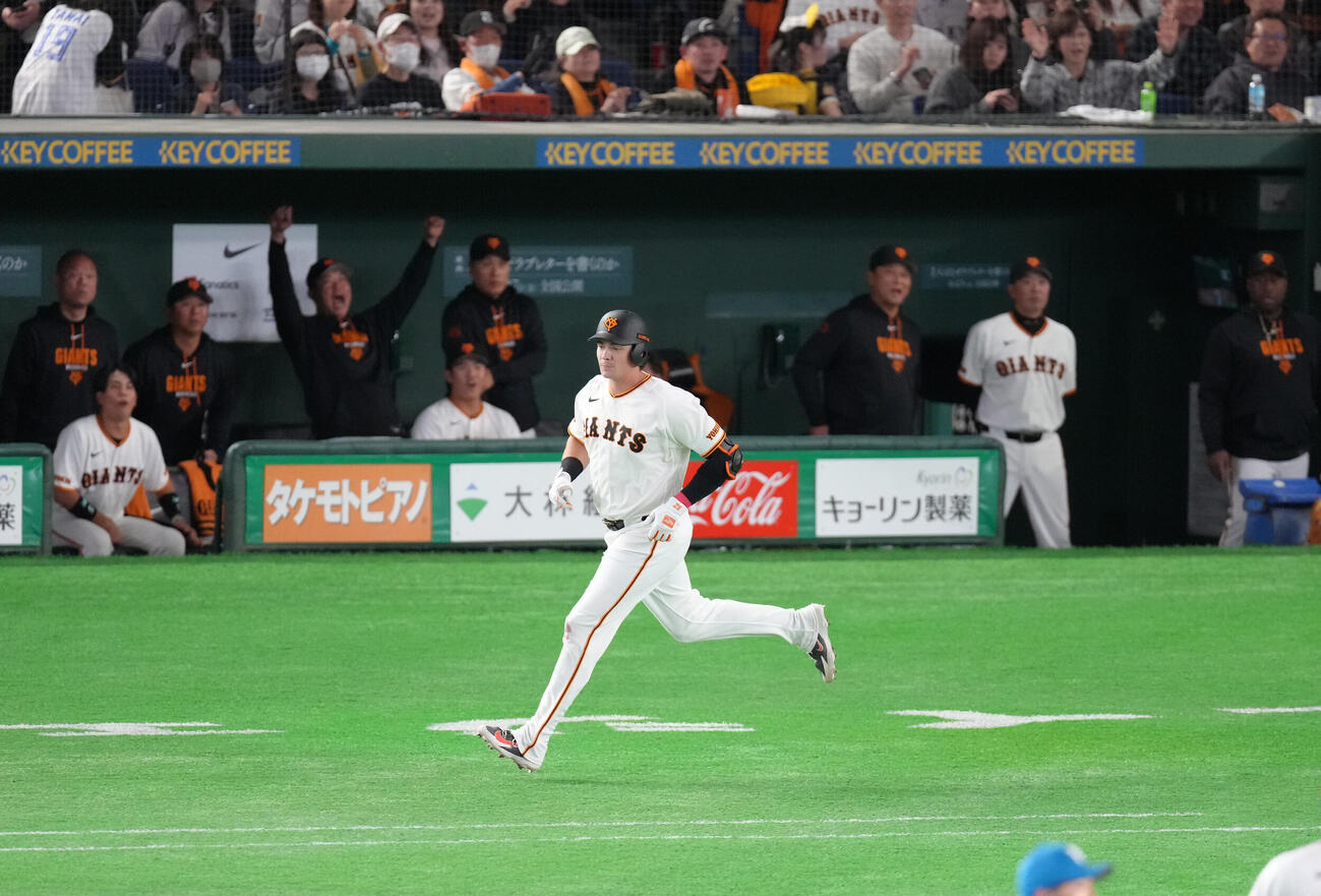 巨人対日本ハム　6回裏巨人1死一、二塁、ダルベック左越え3点本塁打を放つ（撮影・足立雅史）