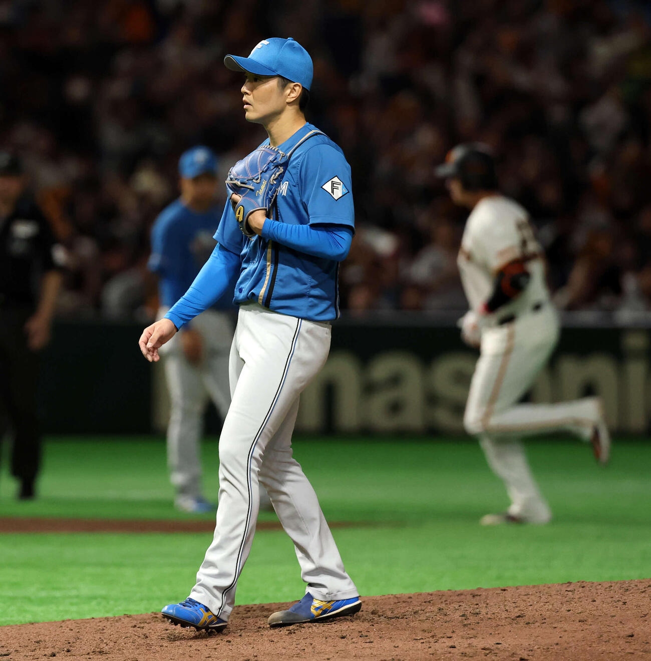 巨人対日本ハム　6回裏巨人1死一、二塁、ダルベック（後方）に3点本塁打を許した玉井（撮影・浅見桂子）