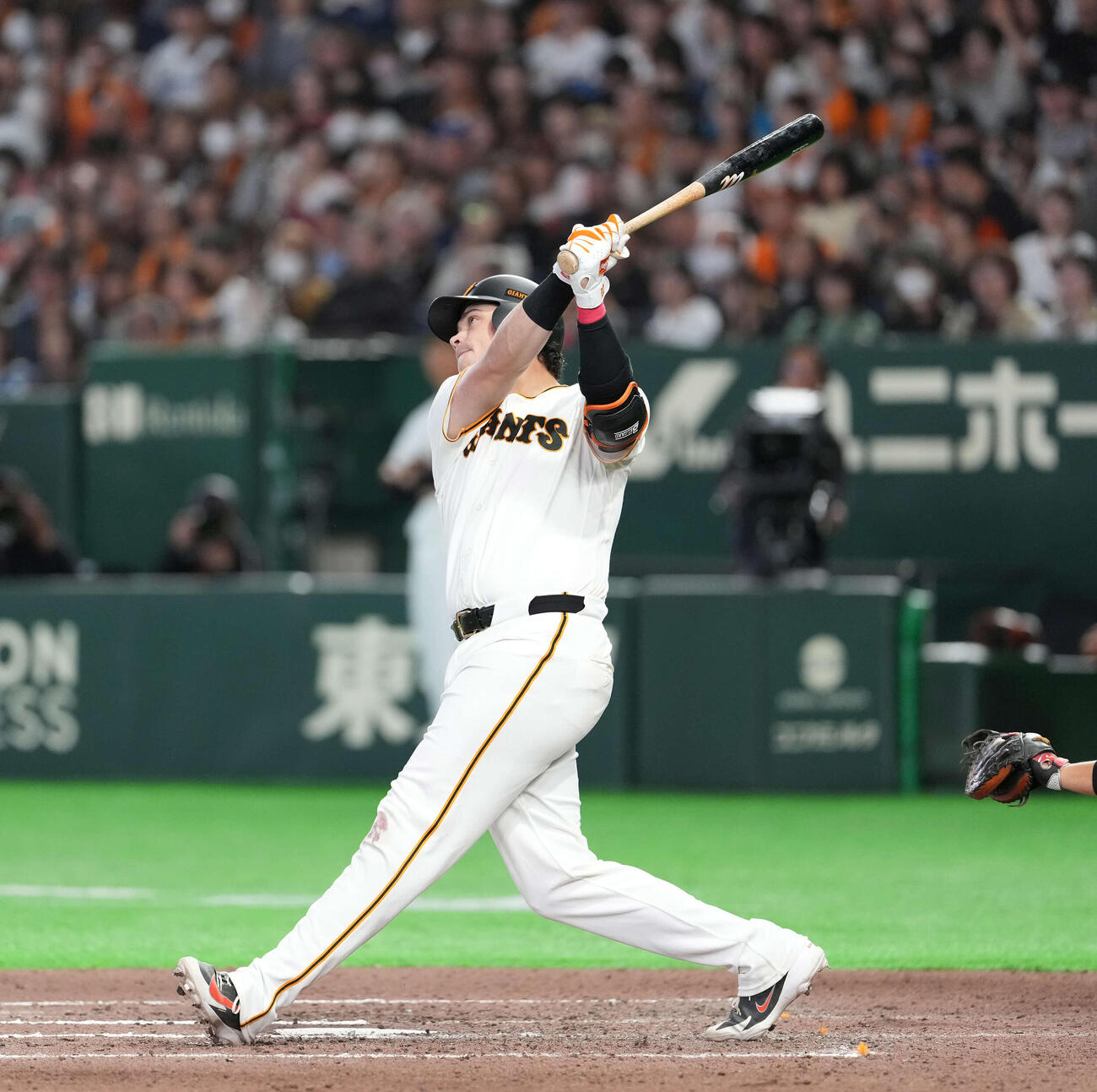 巨人対日本ハム　6回裏巨人1死一、二塁、3点本塁打を放つダルベック（撮影・井上学）