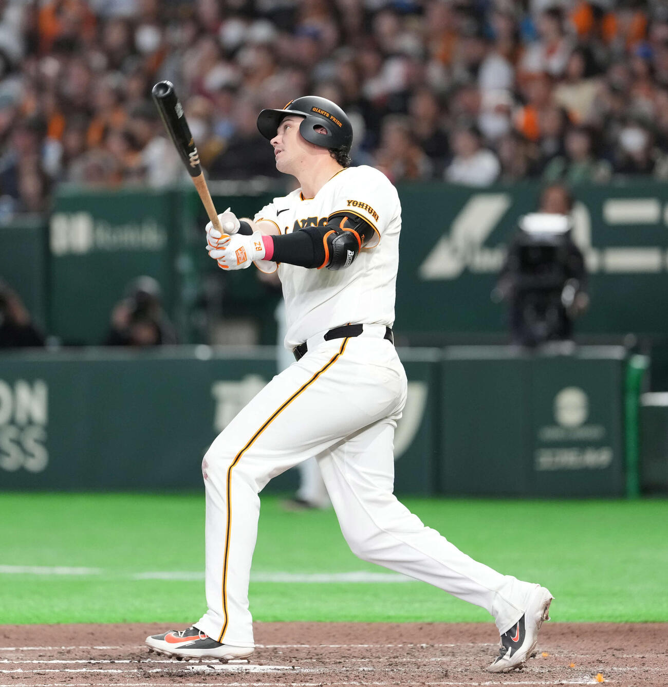 巨人対日本ハム　6回裏巨人1死一、二塁、3点本塁打を放つダルベック（撮影・井上学）