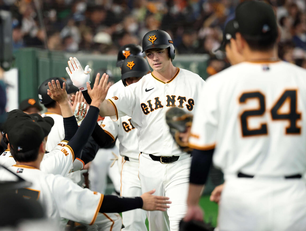 巨人対日本ハム　6回裏巨人1死一、二塁、ダルベック（中央）は3点本塁打を放ちナインとハイタッチ（撮影・浅見桂子）