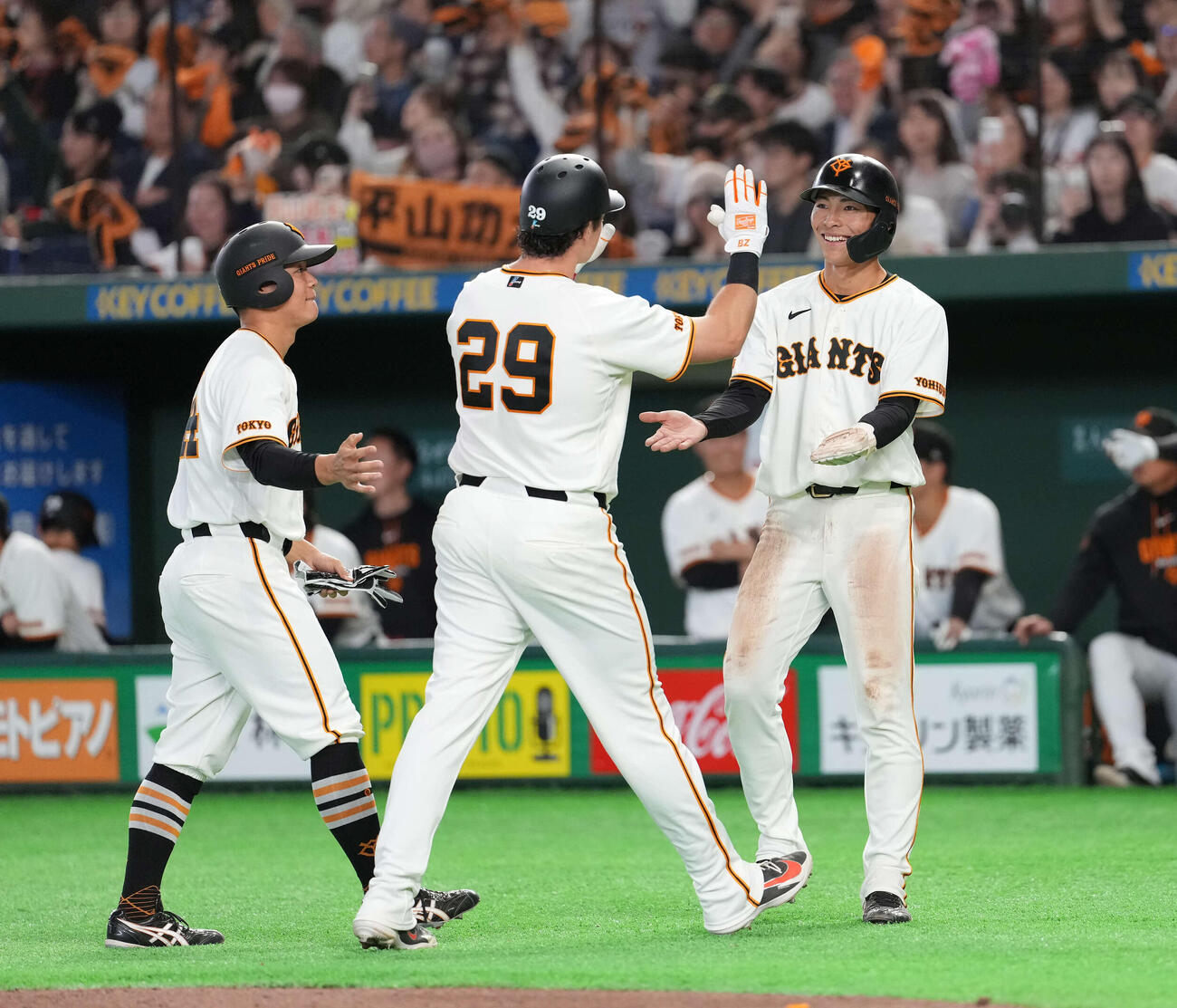 巨人対日本ハム　巨人対日本ハム　6回裏巨人1死一、二塁、3点本塁打を放ったダルベック（中央）を出迎える平山（右）（撮影・井上学）