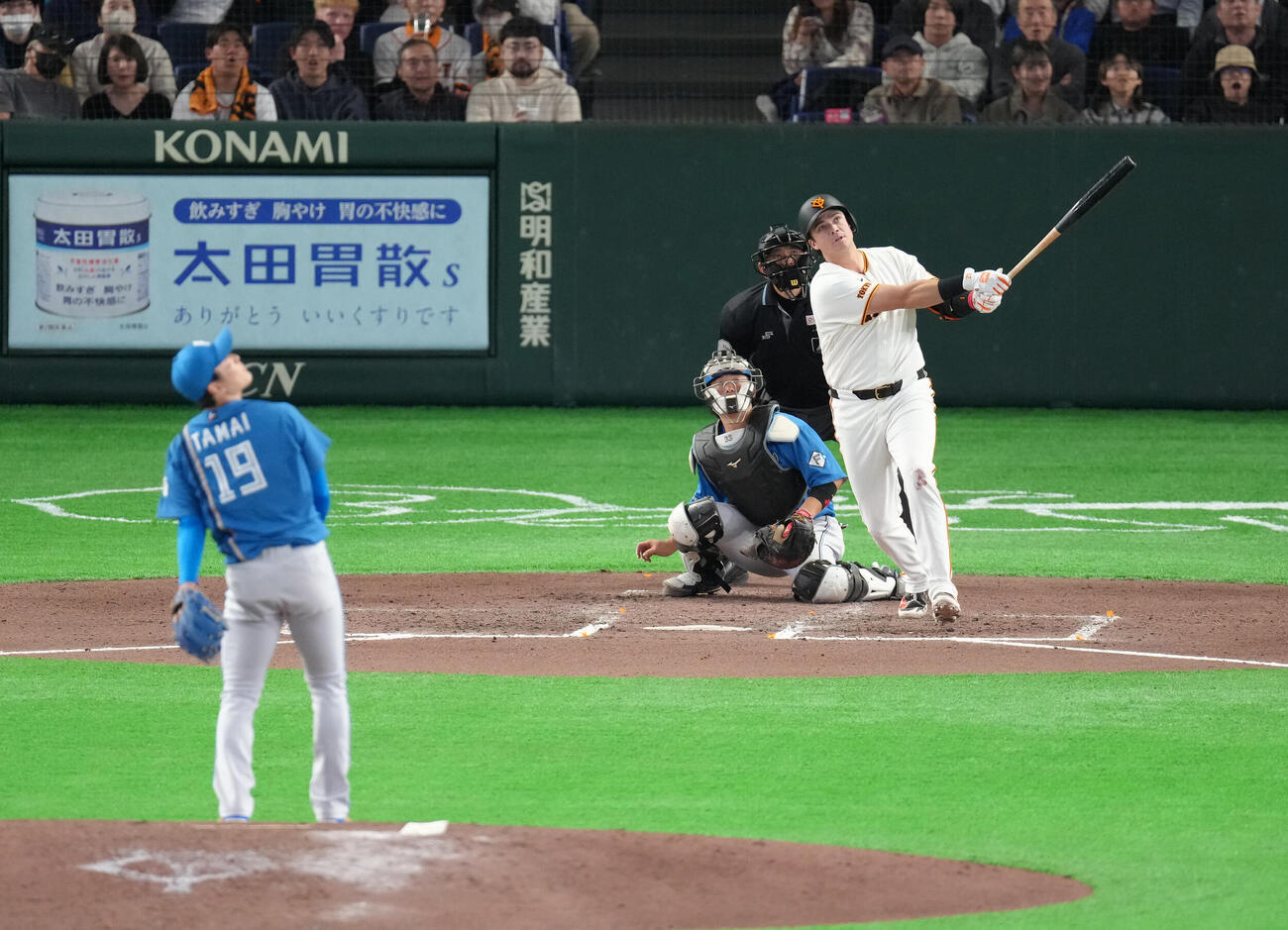 巨人対日本ハム　6回裏巨人1死一、二塁、ダルベック左越え3点本塁打を放つ。投手玉井（撮影・足立雅史）