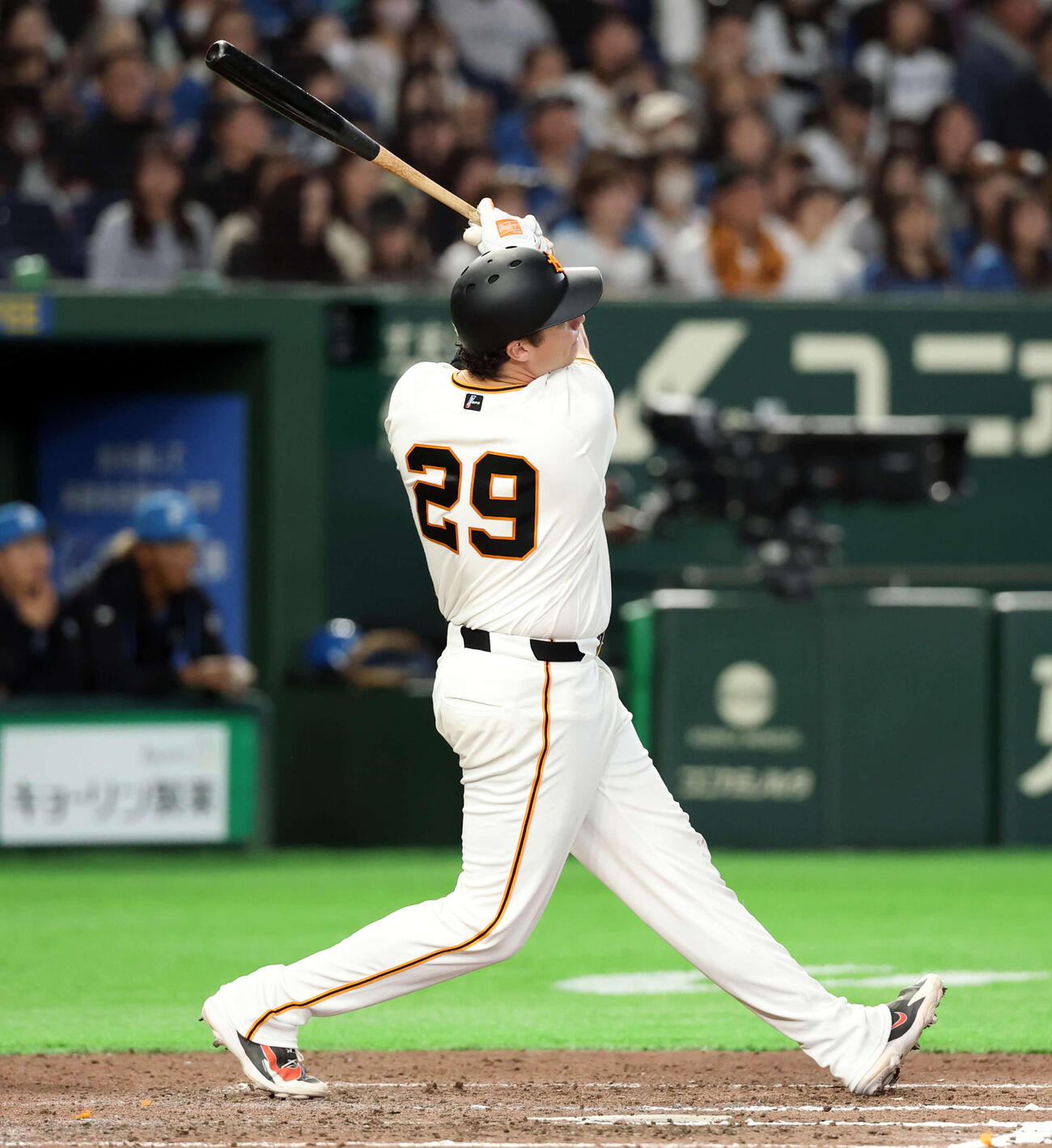 巨人対日本ハム　6回裏巨人1死一、二塁、ダルベックは3点本塁打を放つ（撮影・浅見桂子）