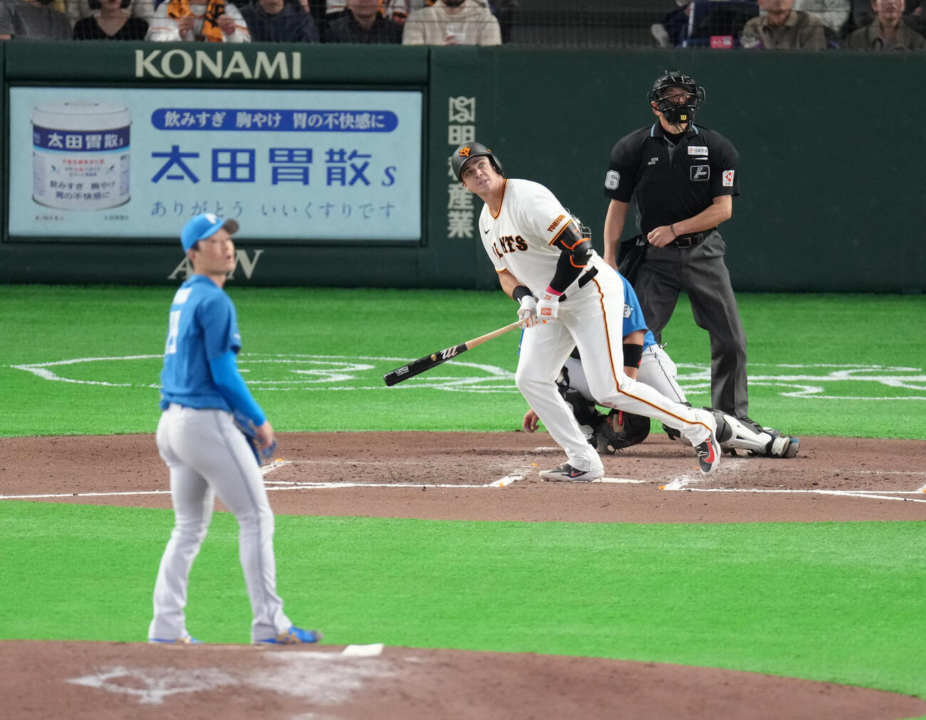 巨人対日本ハム　6回裏巨人1死一、二塁、ダルベック左越え3点本塁打を放つ。投手玉井（撮影・足立雅史）