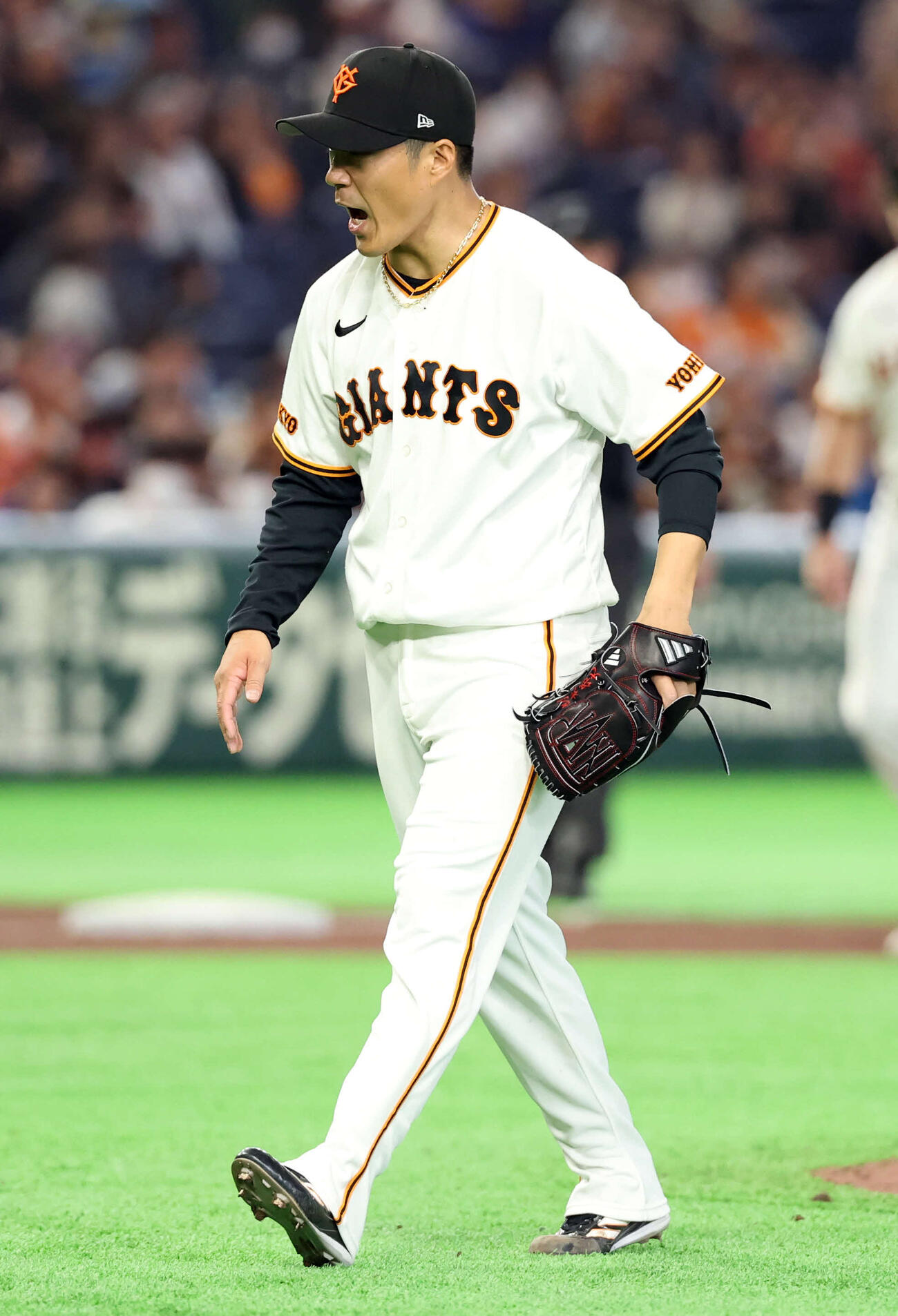 巨人対日本ハム　5回表日本ハム2死一、二塁、矢沢を三振に仕留め雄たけびを上げる則本（撮影・浅見桂子）