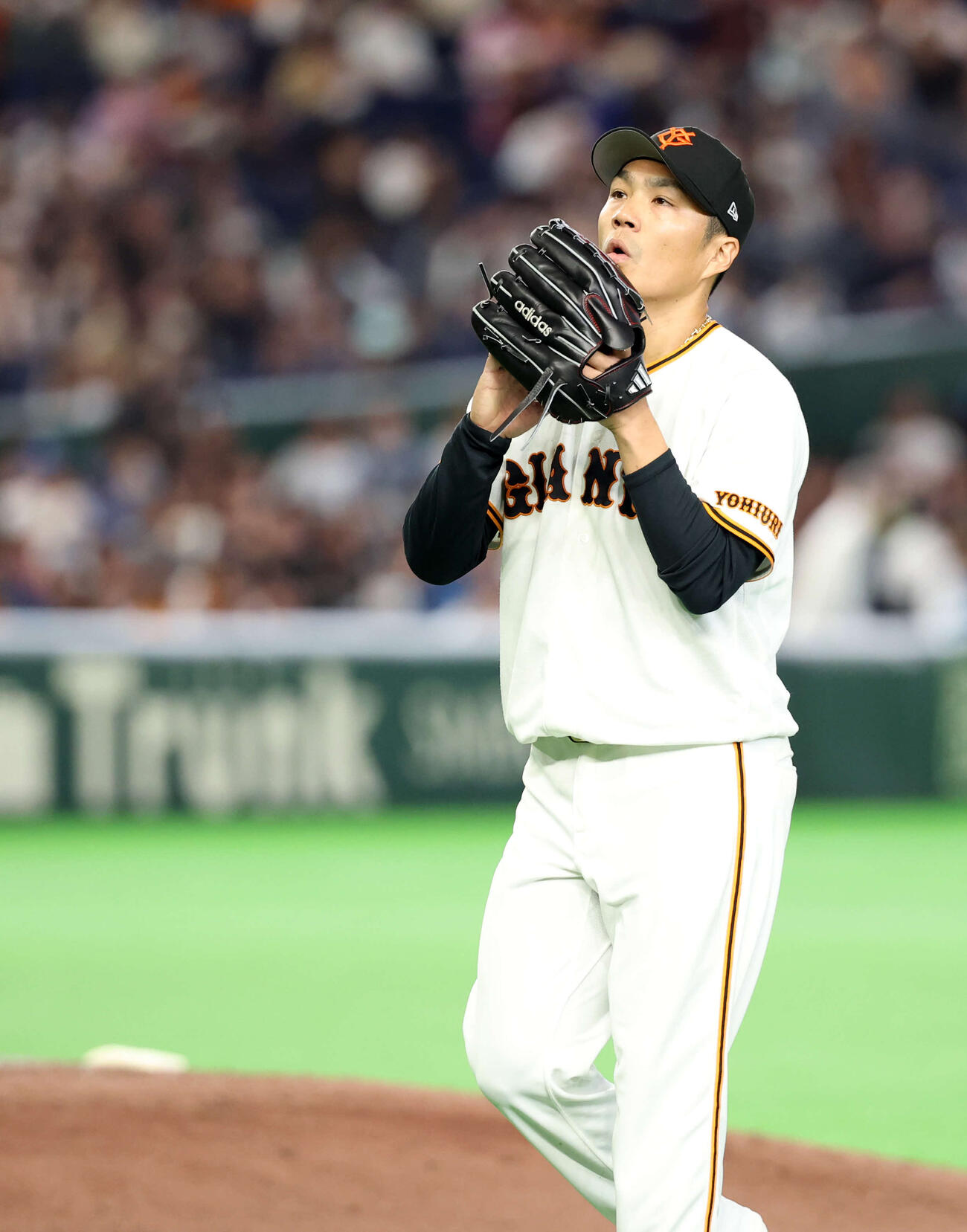 巨人対日本ハム　4回表日本ハムの攻撃を抑え、拍手して息をつく則本（撮影・浅見桂子）