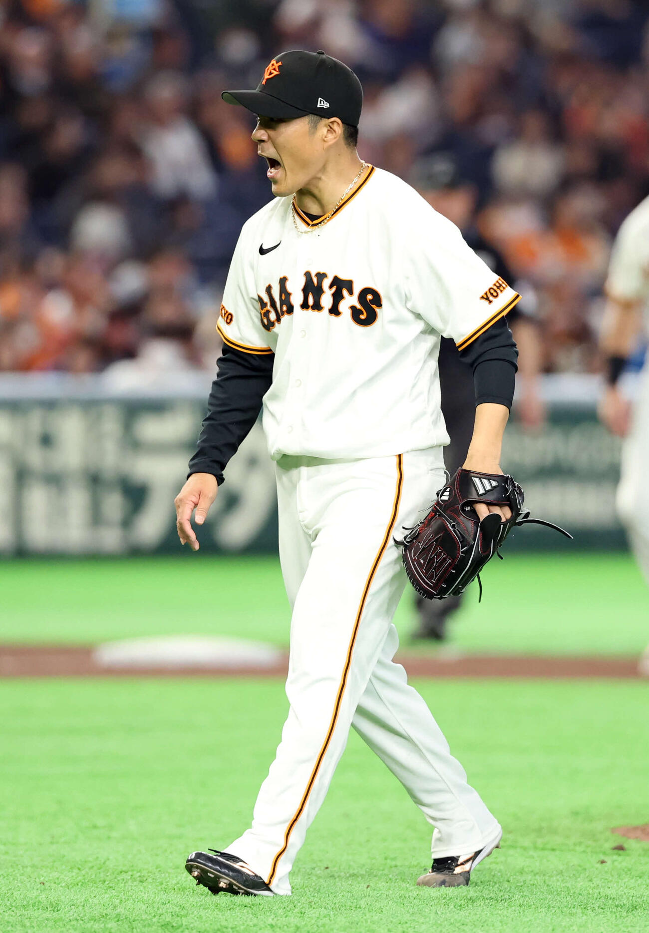 巨人対日本ハム　5回表日本ハム2死一、二塁、矢沢を三振に仕留め雄たけびを上げる則本（撮影・浅見桂子）
