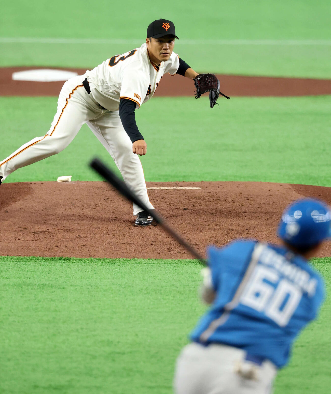 巨人対日本ハム　1回表日本ハム無死一塁、吉田を空振り三振に仕留める則本（撮影・浅見桂子）