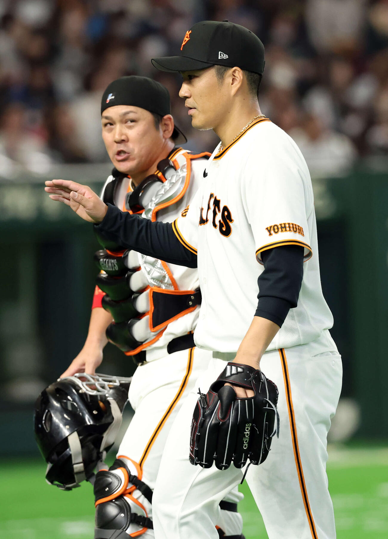 巨人対日本ハム　1回表日本ハムの攻撃を抑えた則本（右）は甲斐とハイタッチ（撮影・浅見桂子）