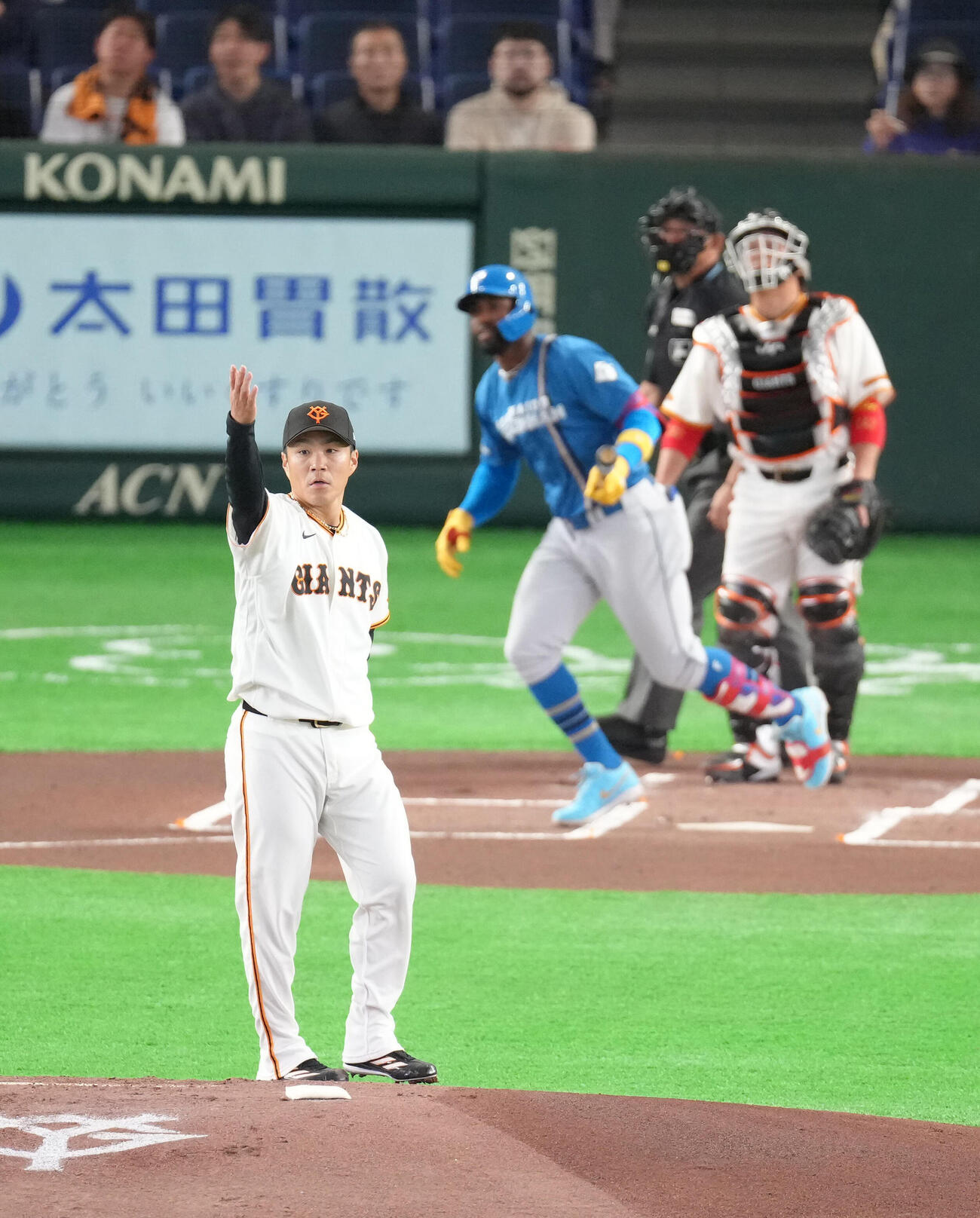 巨人対日本ハム　1回表日本ハム1死一塁、カストロを右飛に仕留めた則本（撮影・足立雅史）