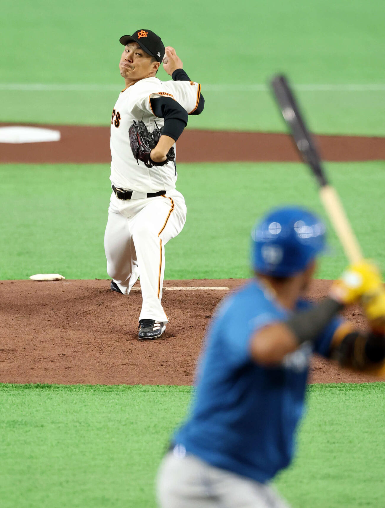 巨人対日本ハム　力投する巨人先発の則本。打者水谷（撮影・浅見桂子）