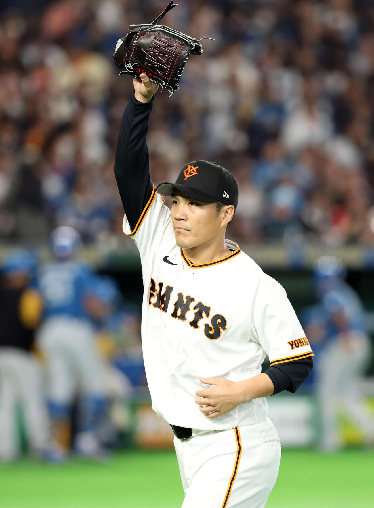 巨人対日本ハム　2回表日本ハムの攻撃を抑え、腕を振り上げてベンチに戻る則本（撮影・浅見桂子）