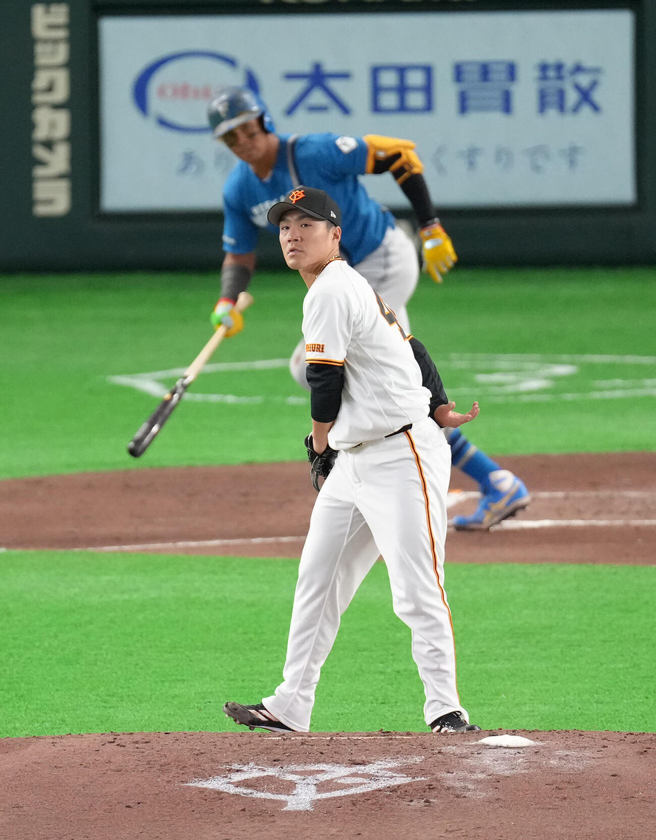 巨人対日本ハム　3回表日本ハム無死、水谷（後方）に中前打を浴びた則本（撮影・足立雅史）