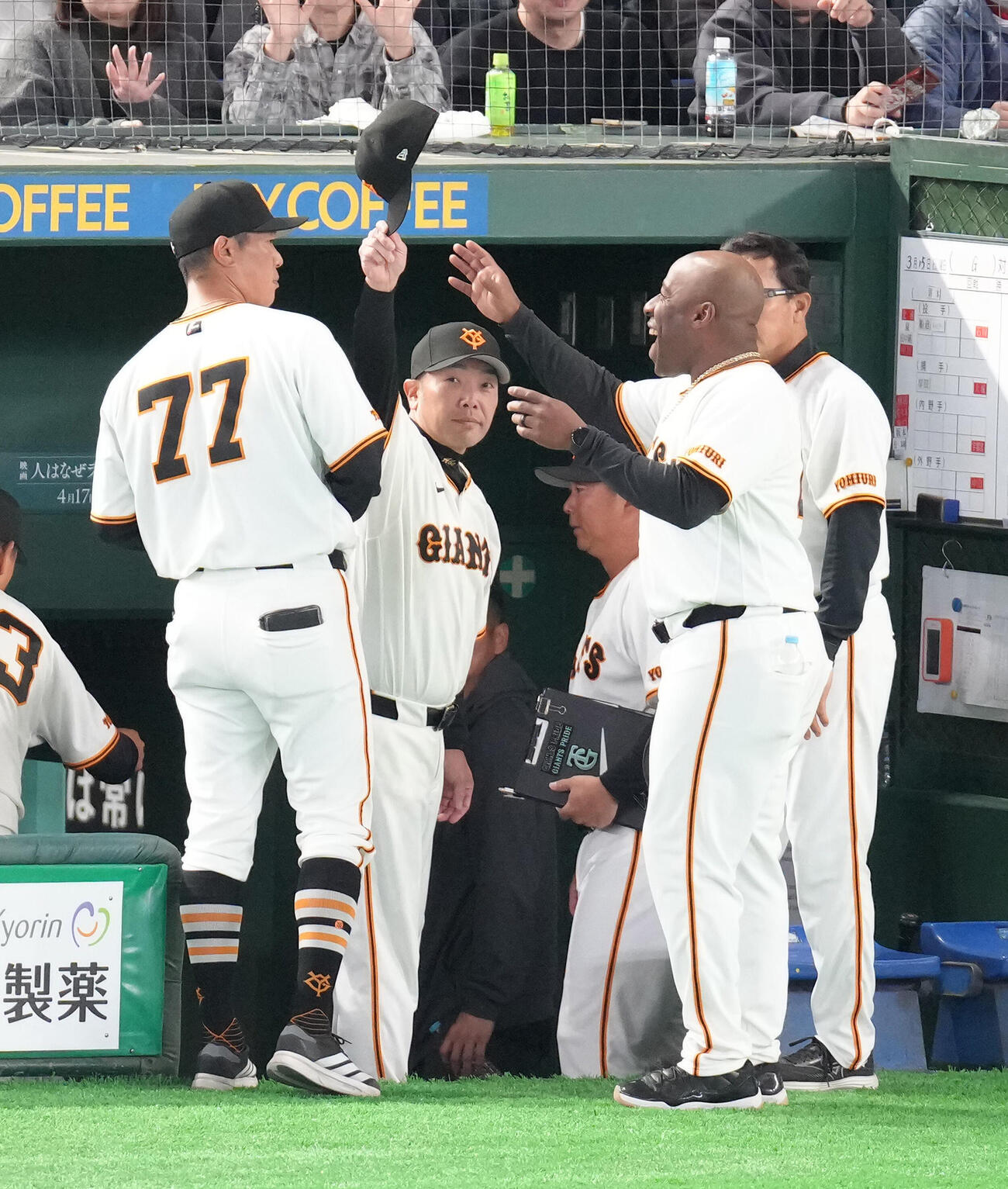 巨人対日本ハム　日本ハムに勝利した巨人阿部監督（中央左）はウィーラー・コーチの帽子を借りファンの声援に応える（撮影・足立雅史）
