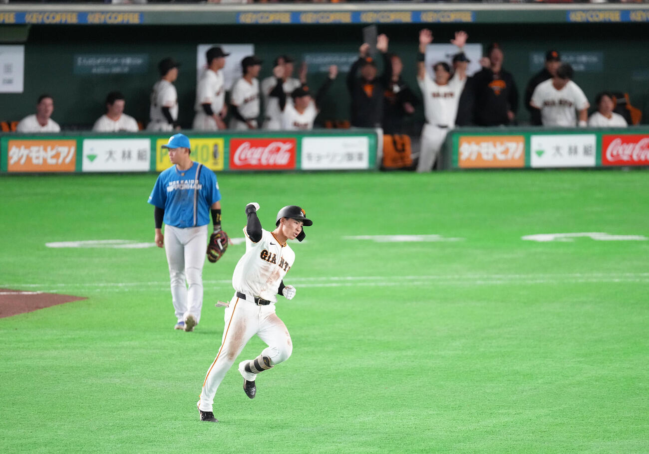 巨人対日本ハム　4回裏巨人2死、平山は左越え本塁打を放ちガッツポーズ（撮影・足立雅史）