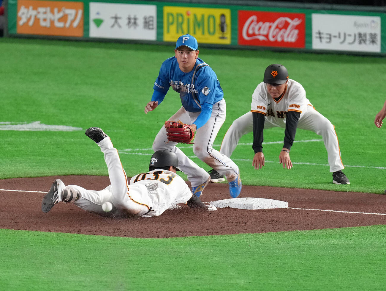 巨人対日本ハム　3回裏巨人無死一塁、平山（左）は先制の適時三塁打を放つ（撮影・足立雅史）