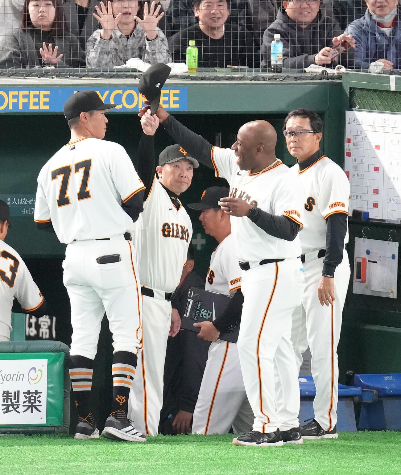 巨人対日本ハム　日本ハムに勝利した巨人阿部監督（中央左）はウィーラー・コーチの帽子を借りファンの声援に応える（撮影・足立雅史）