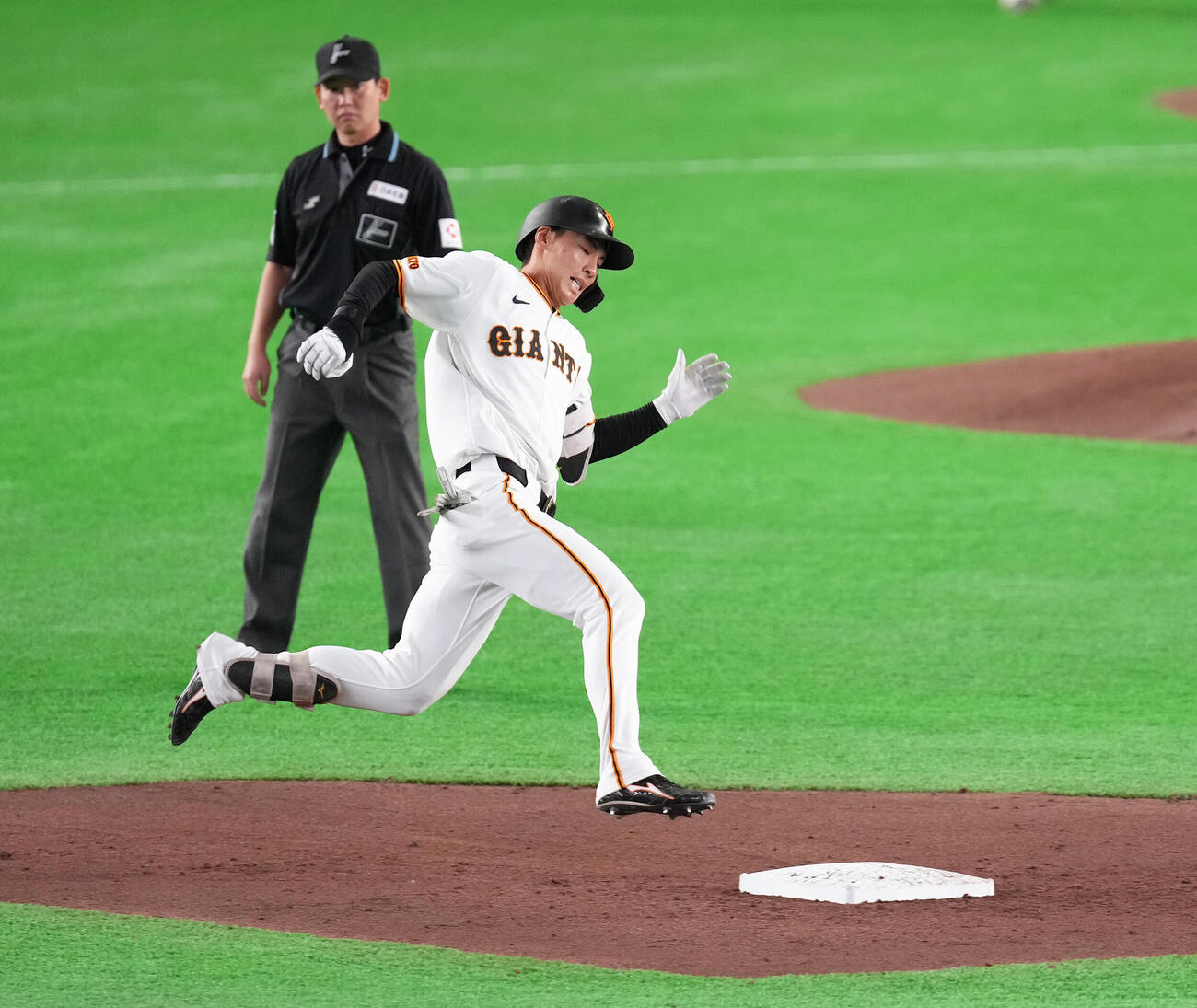巨人対日本ハム　3回裏巨人無死一塁、平山は先制の適時三塁打を放つ（撮影・足立雅史）
