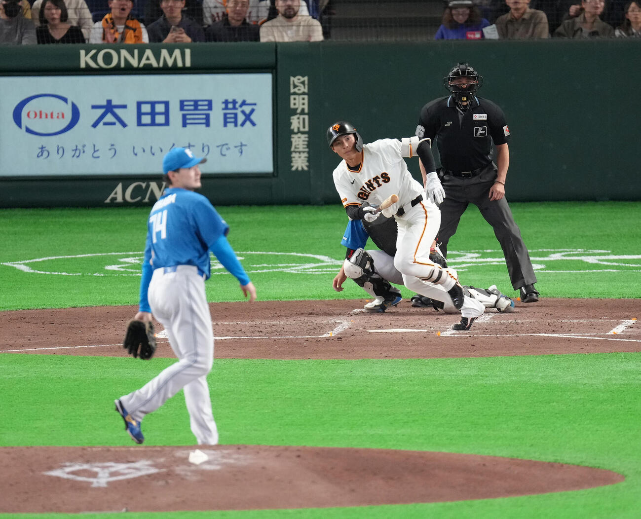 巨人対日本ハム　3回裏巨人無死一塁、平山は先制の適時三塁打を放つ。投手有原（撮影・足立雅史）