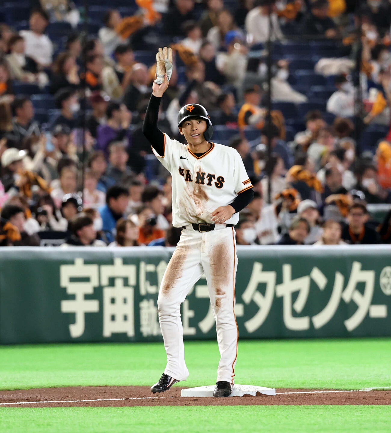 巨人対日本ハム　3回裏巨人無死一塁、平山は先制適時三塁打を放ち、スタンドに手を振る（撮影・浅見桂子）