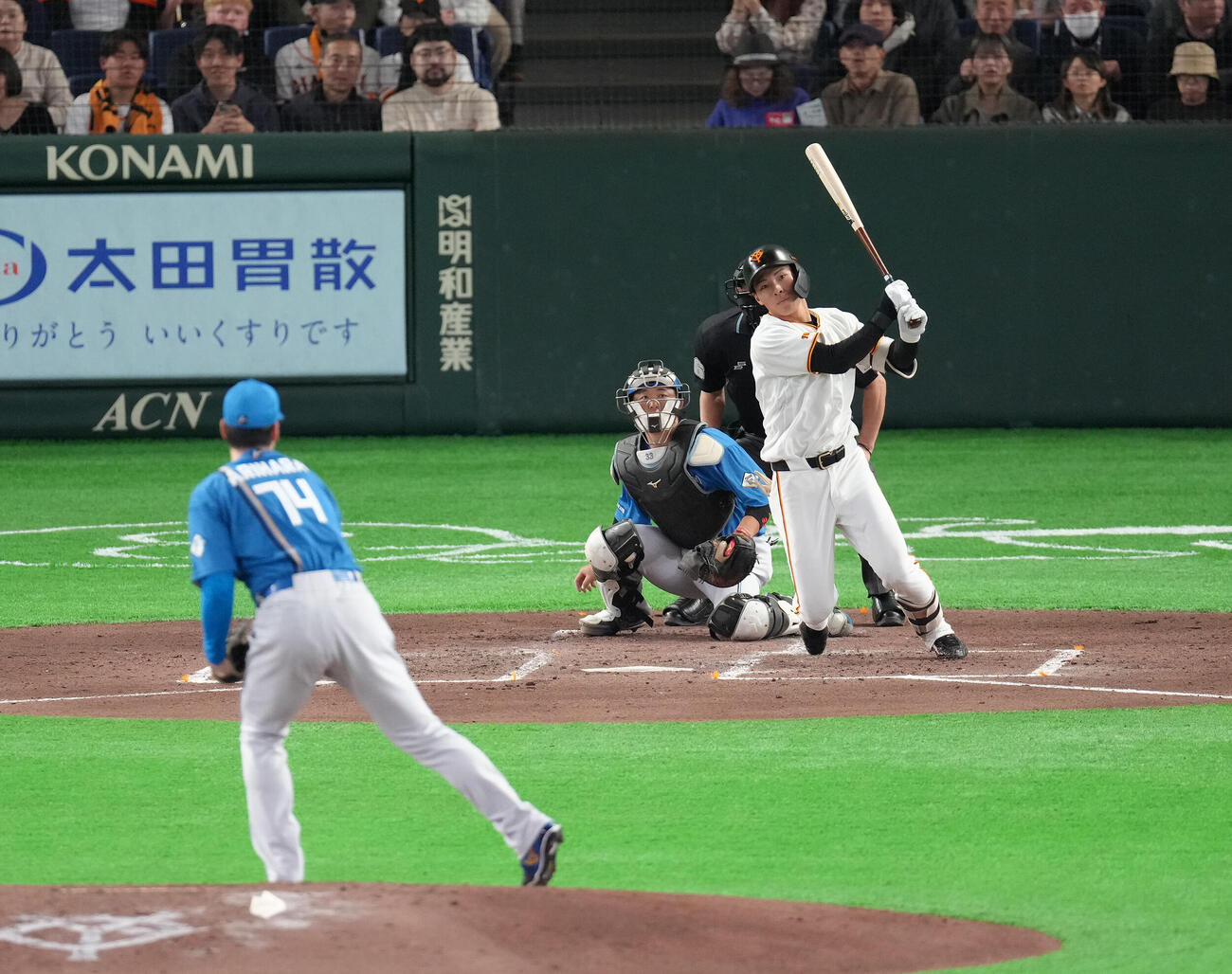 巨人対日本ハム　3回裏巨人無死一塁、平山は先制の適時三塁打を放つ。投手有原（撮影・足立雅史）
