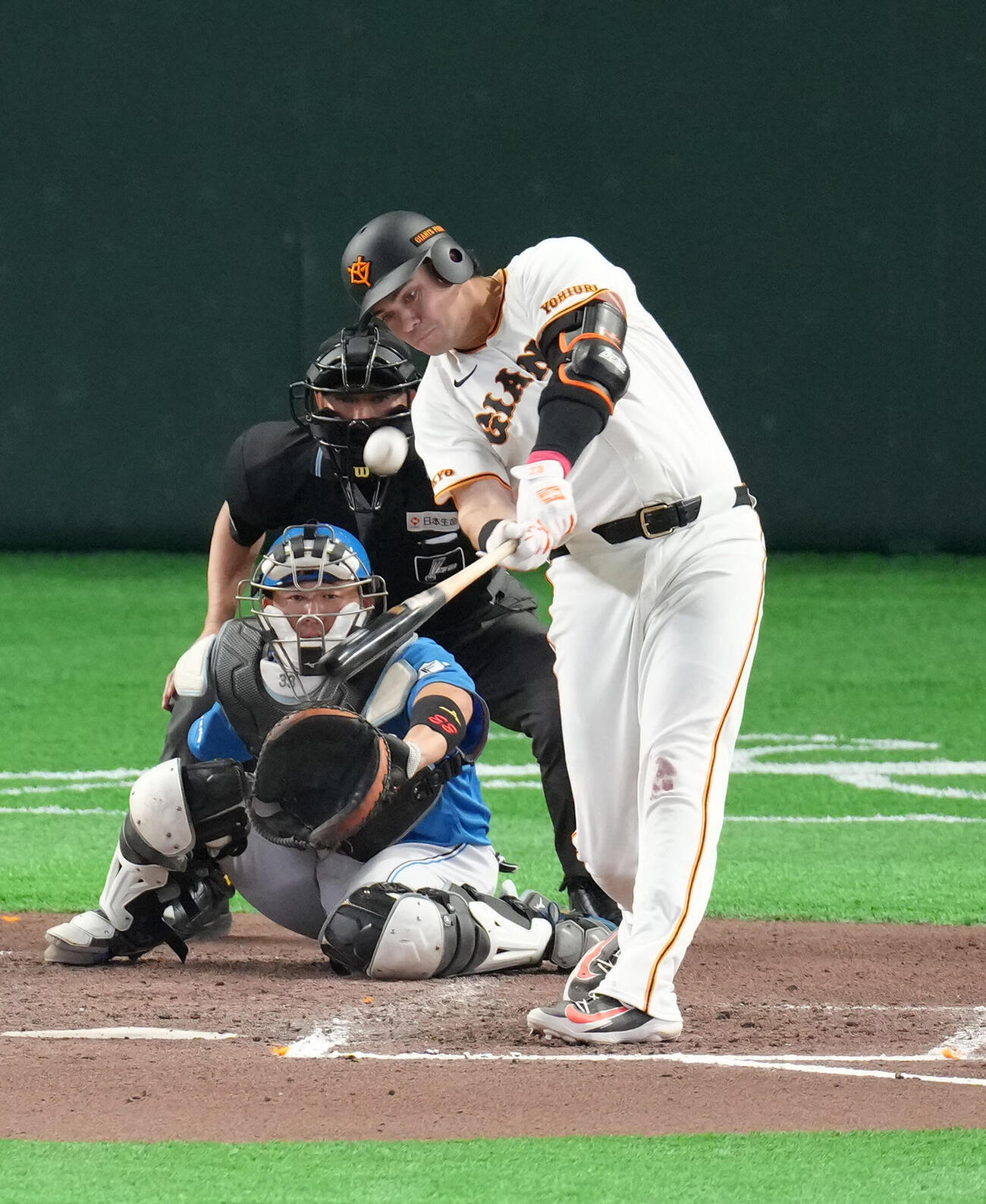 巨人対日本ハム　6回裏巨人1死一、二塁、ダルベック左越え3点本塁打を放つ（撮影・足立雅史）