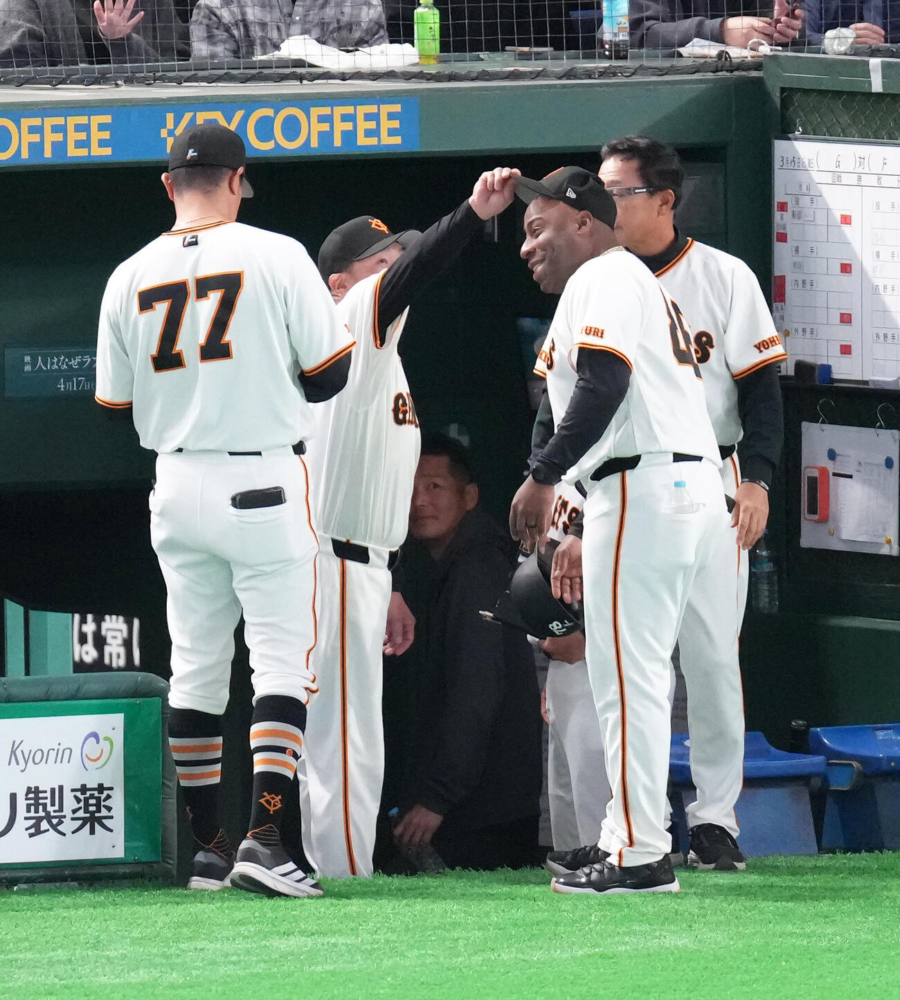 巨人対日本ハム　日本ハムに勝利した巨人阿部監督（中央左）はウィーラー・コーチの帽子を借りファンの声援に応える（撮影・足立雅史）