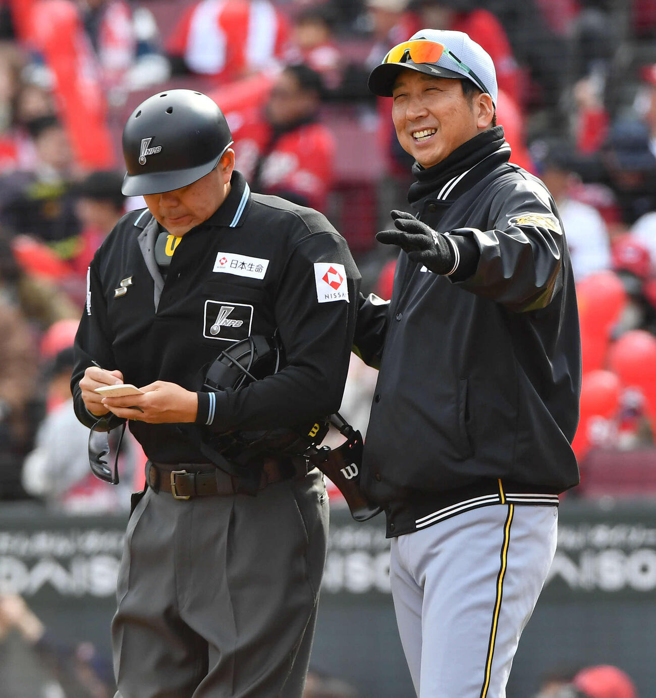 広島対阪神　7回表終了後、投手と守備の交代を告げる藤川監督（撮影・岩下翔太）