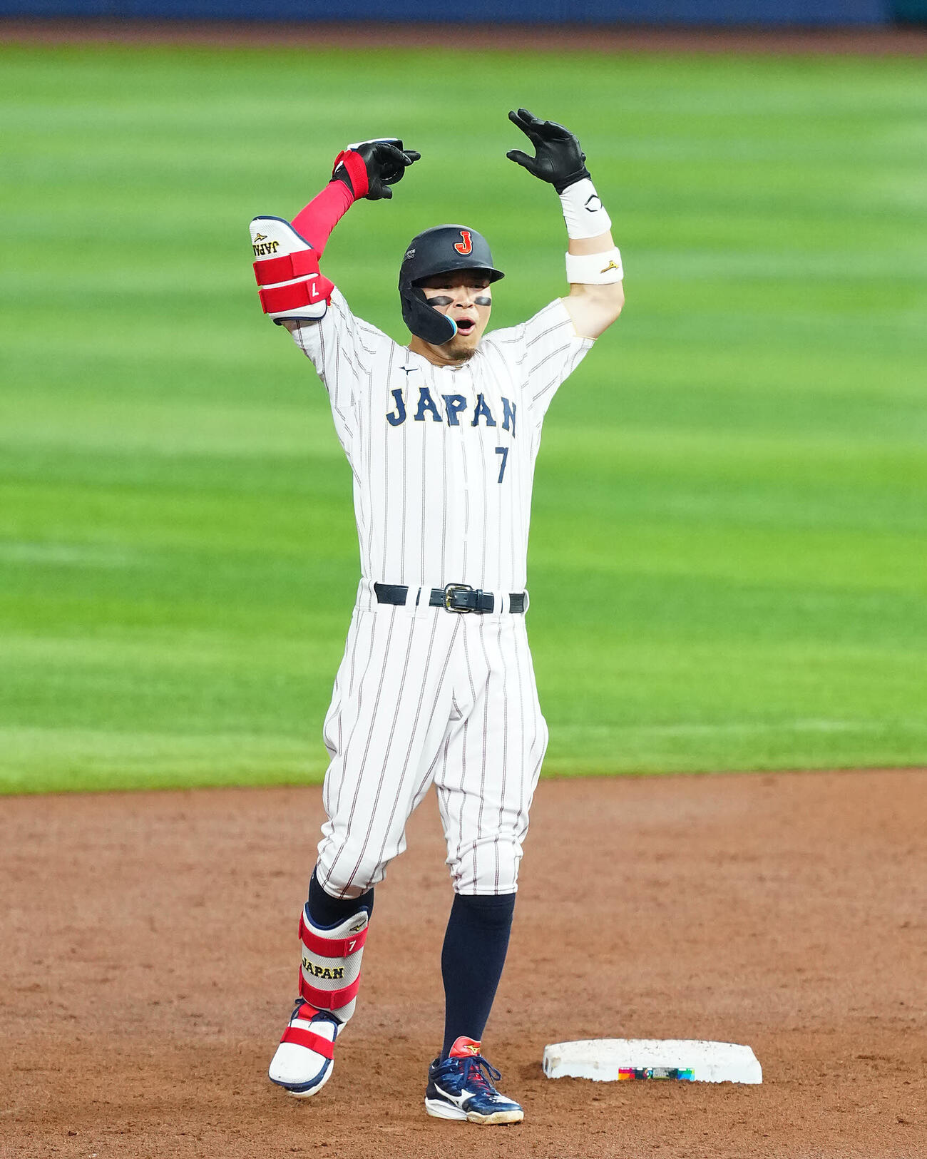 日本対ベネズエラ　3回裏日本1死一、二塁、適時二塁打を放ちベンチあおる佐藤輝（撮影・垰建太）