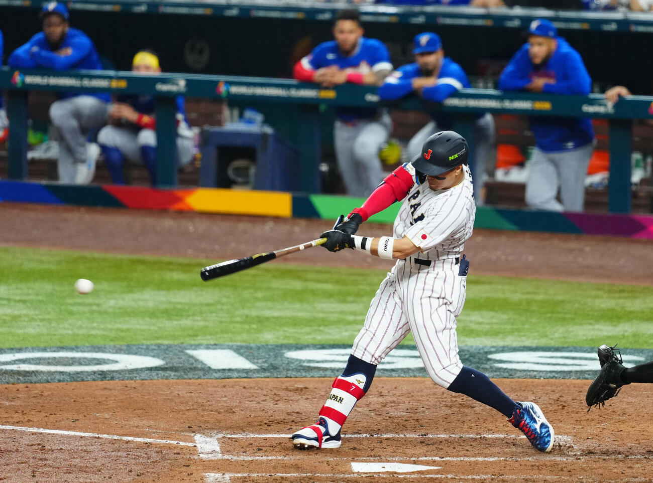 日本対ベネズエラ　3回裏日本1死一、二塁、適時二塁打を放つ佐藤輝（撮影・垰建太）