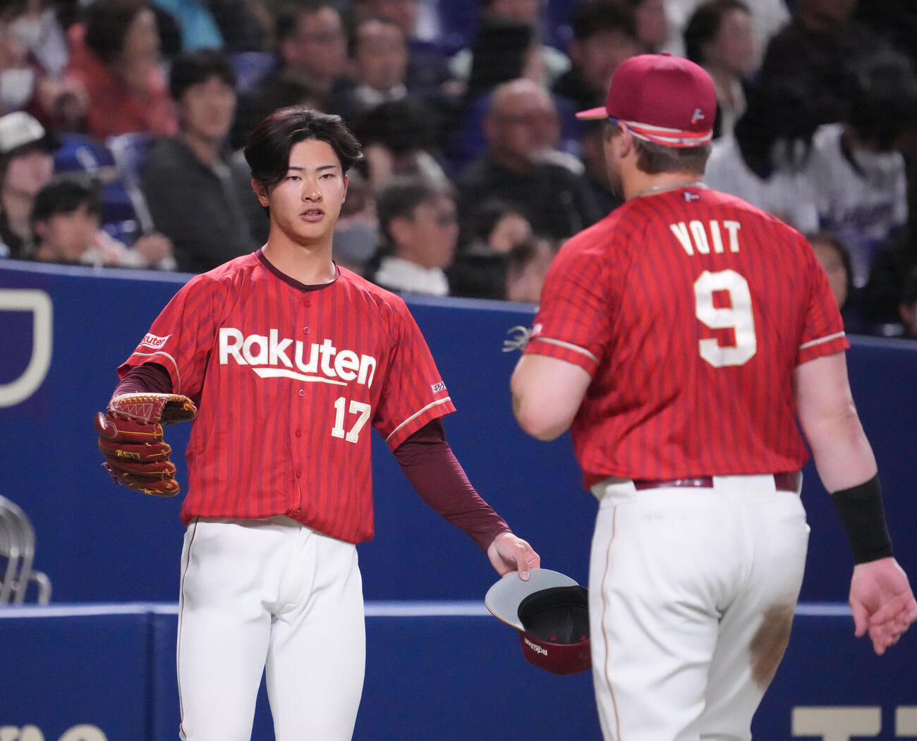 中日対楽天　1回終了、古謝（左）はナインを迎えながらベンチへ戻る（撮影・森本幸一）