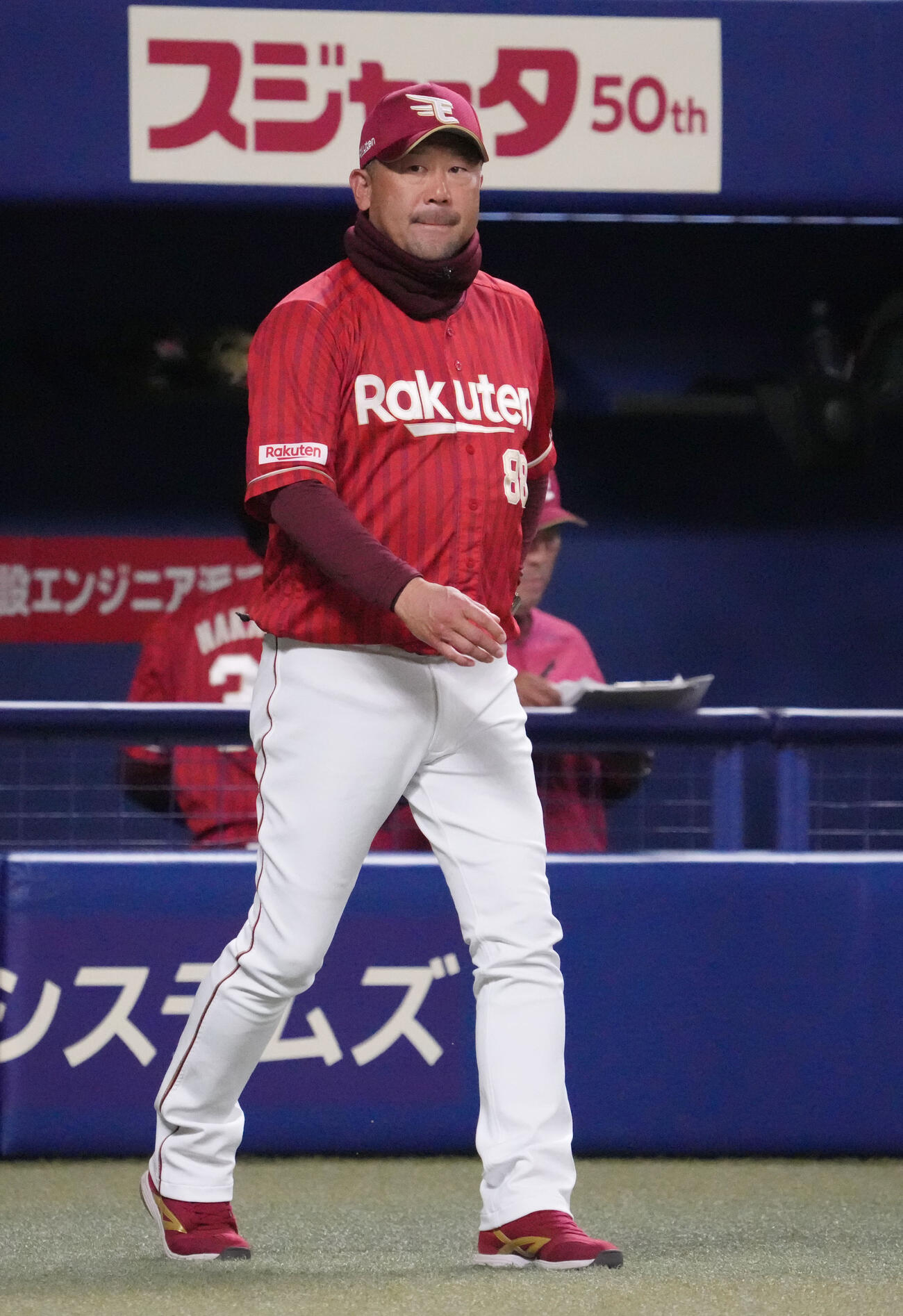 中日対楽天　6回表終了、選手交代を告げる三木監督（撮影・森本幸一）